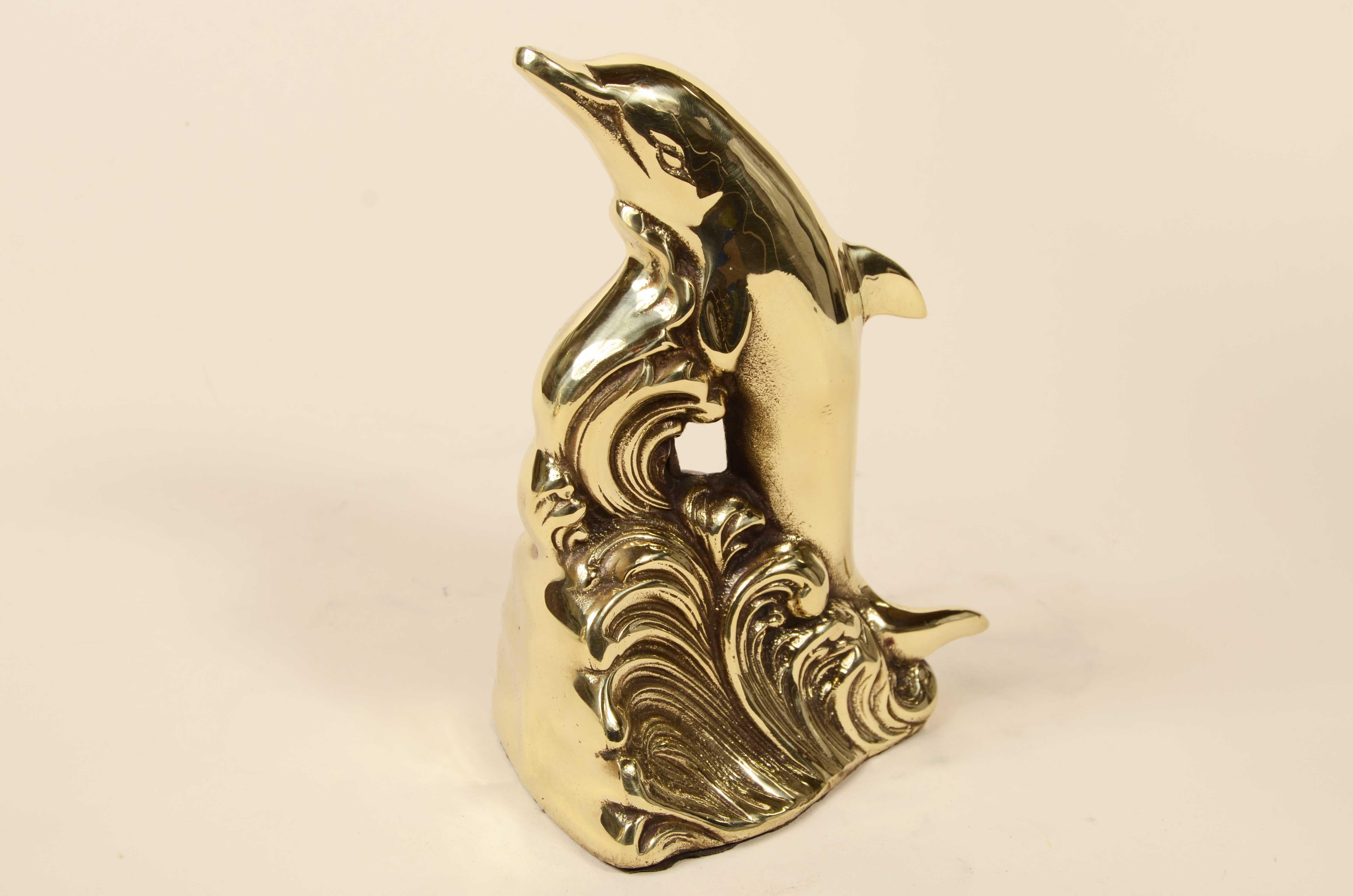 Pareja de sujetalibros de latón representando delfines Fabricación inglesa Años 50 Latón en venta