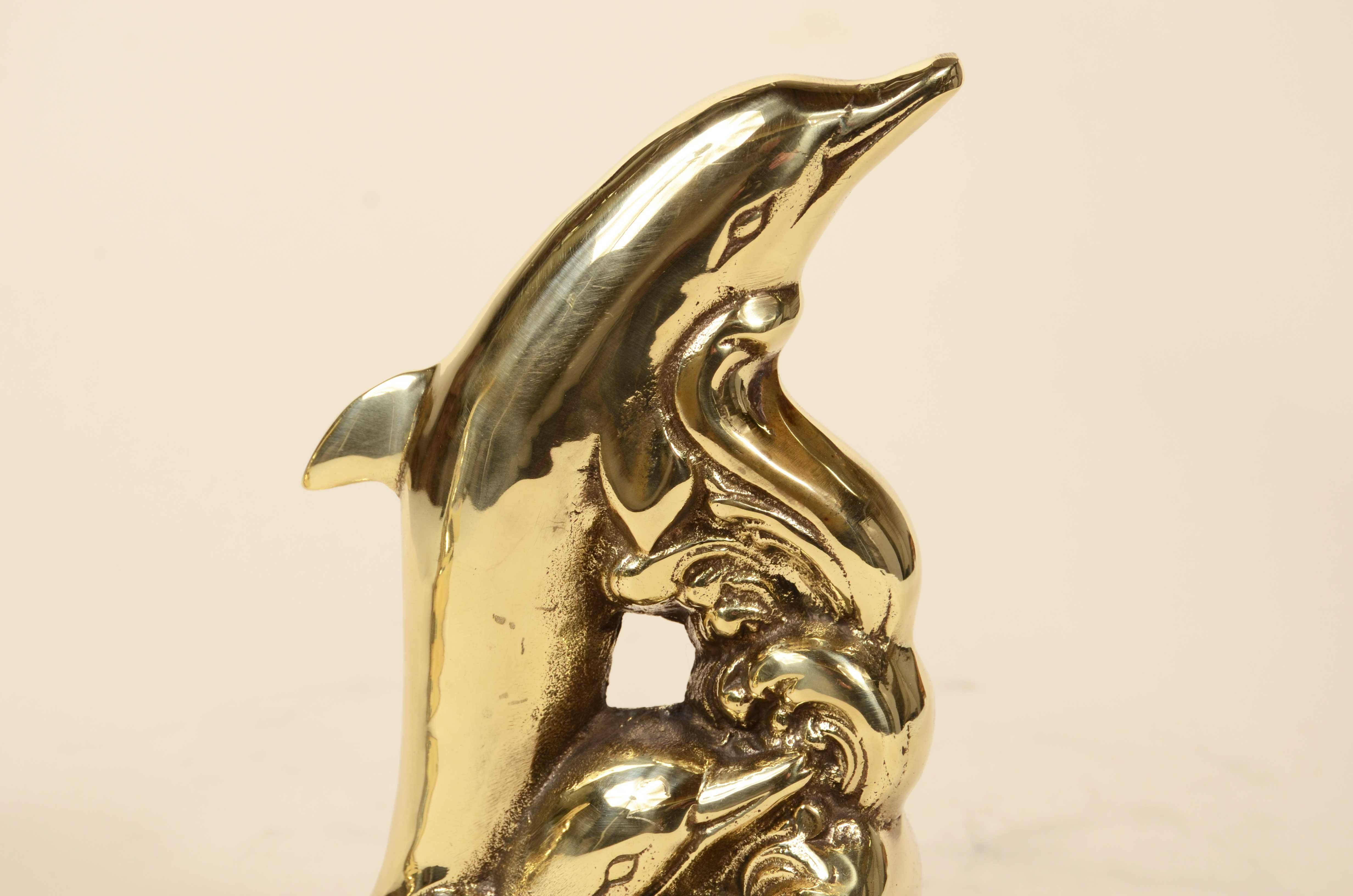 Pareja de sujetalibros de latón representando delfines Fabricación inglesa Años 50 en venta 3