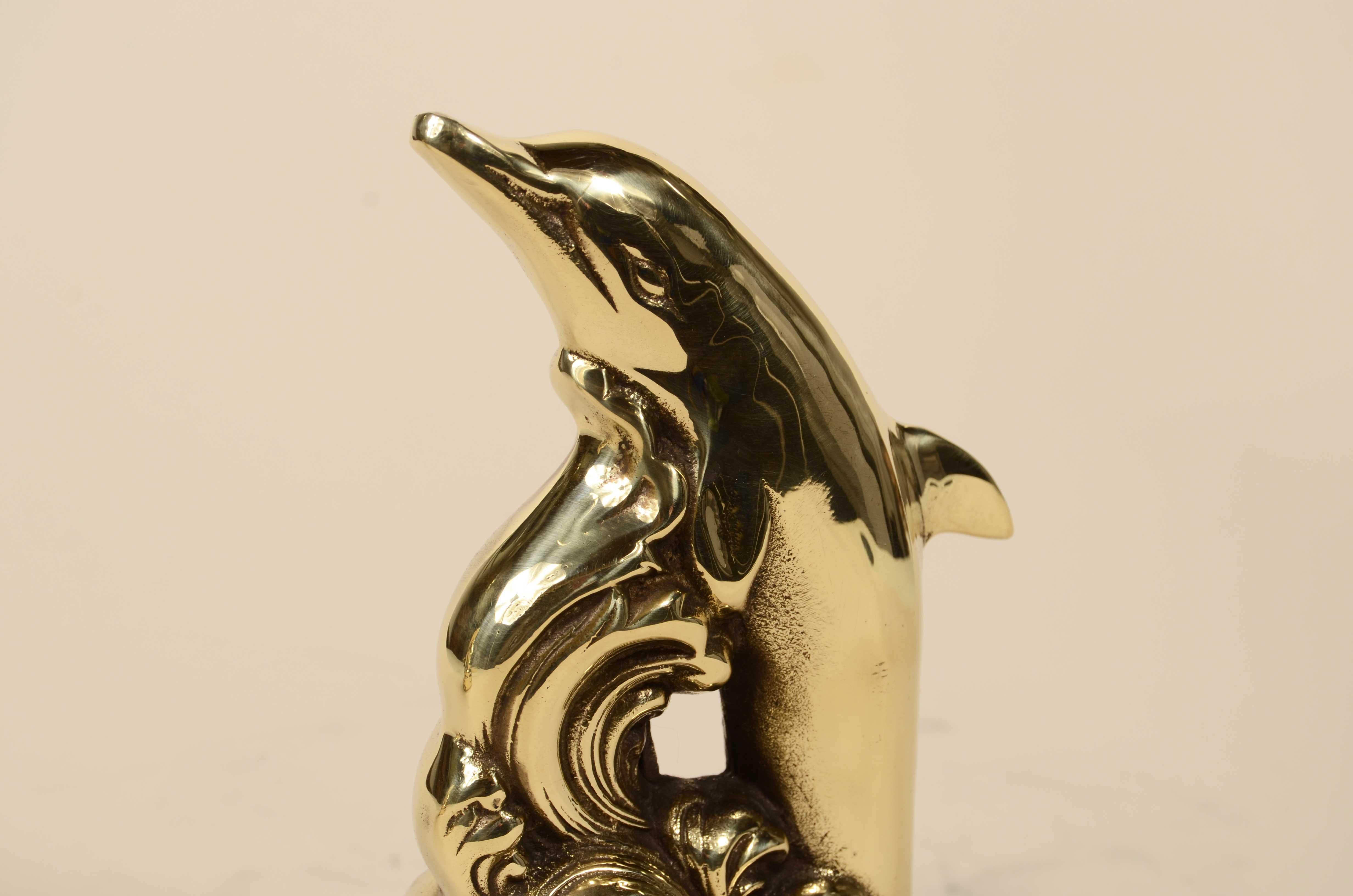 Pareja de sujetalibros de latón representando delfines Fabricación inglesa Años 50 en venta 4