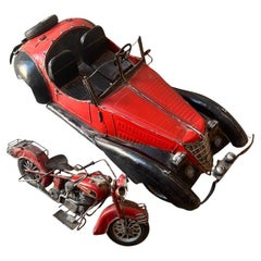 Jouets en fer-blanc grande voiture, petite moto 20e siècle
