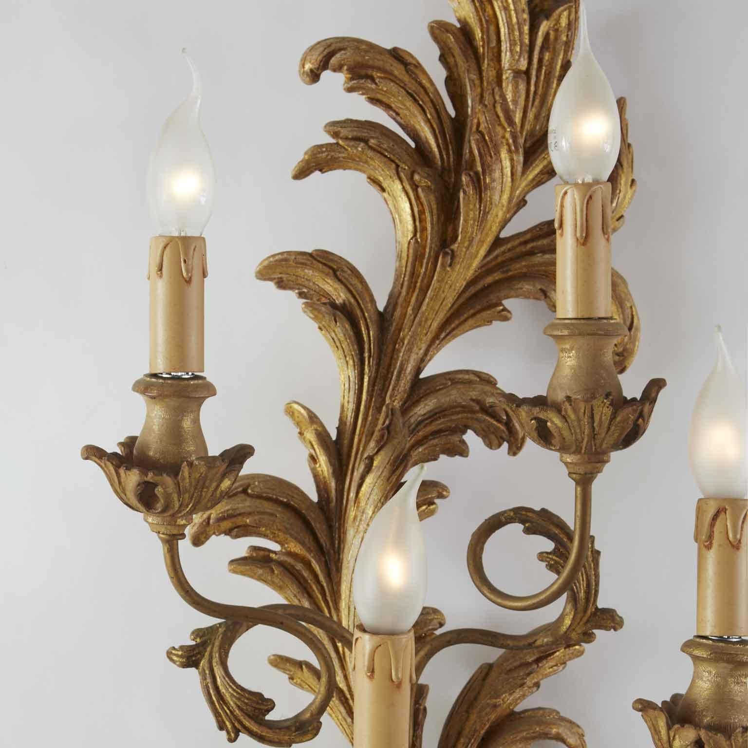 Coppia di Grandi Appliques Stile Luigi XV italiane, Fiorentine in Legno Intagliato a motivi vegetali rocaille e dorato. Quattro bracci curvi con quattro luci disposte su tralci sagomati alti 106 cm- quasi 42 inches-  decorati a  motivi fogliati