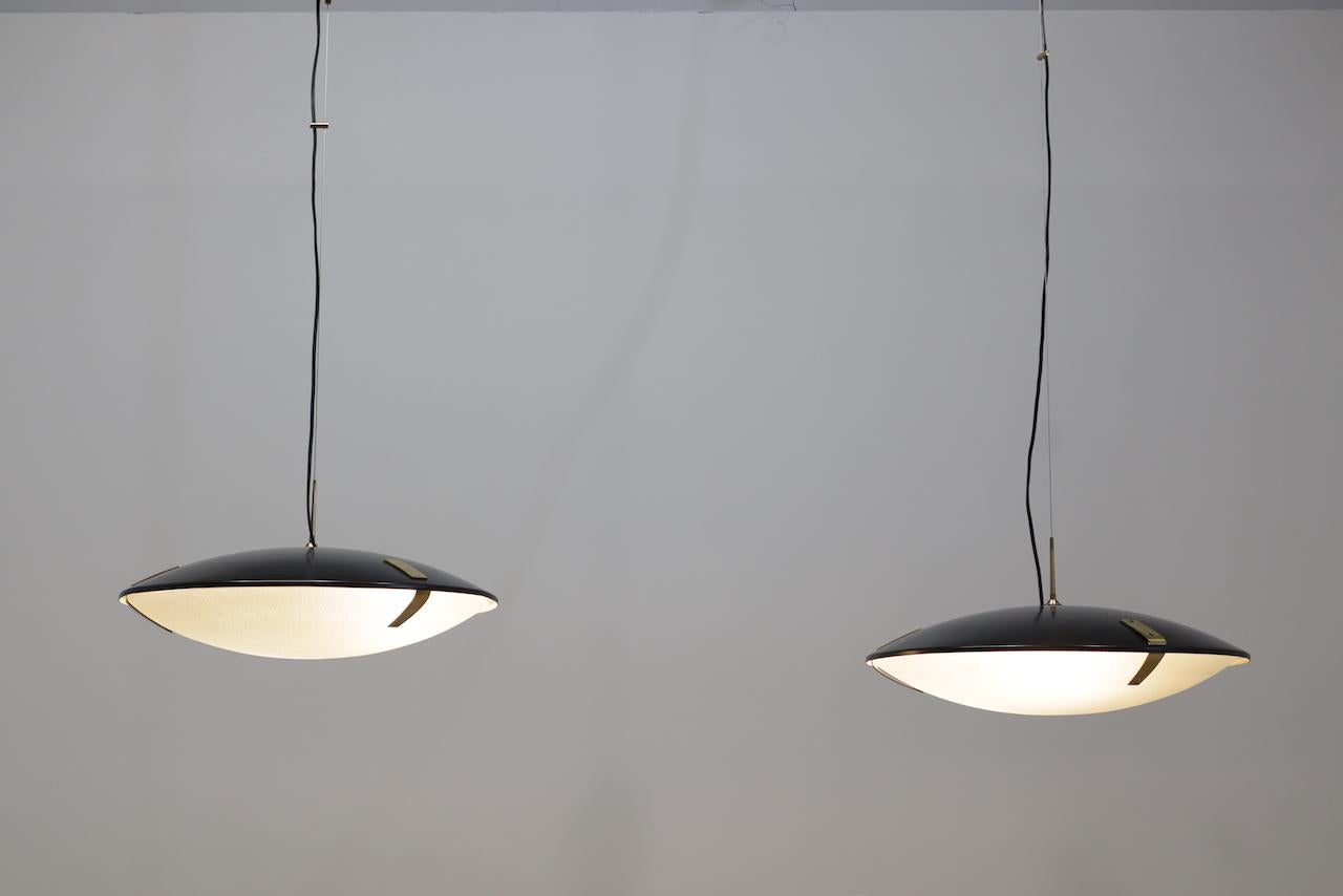 Pair Stilnovo pendant lamps model 1140 aluminum, brass and glass 60' In Good Condition For Sale In Rovereta, Repubblica di San Marino