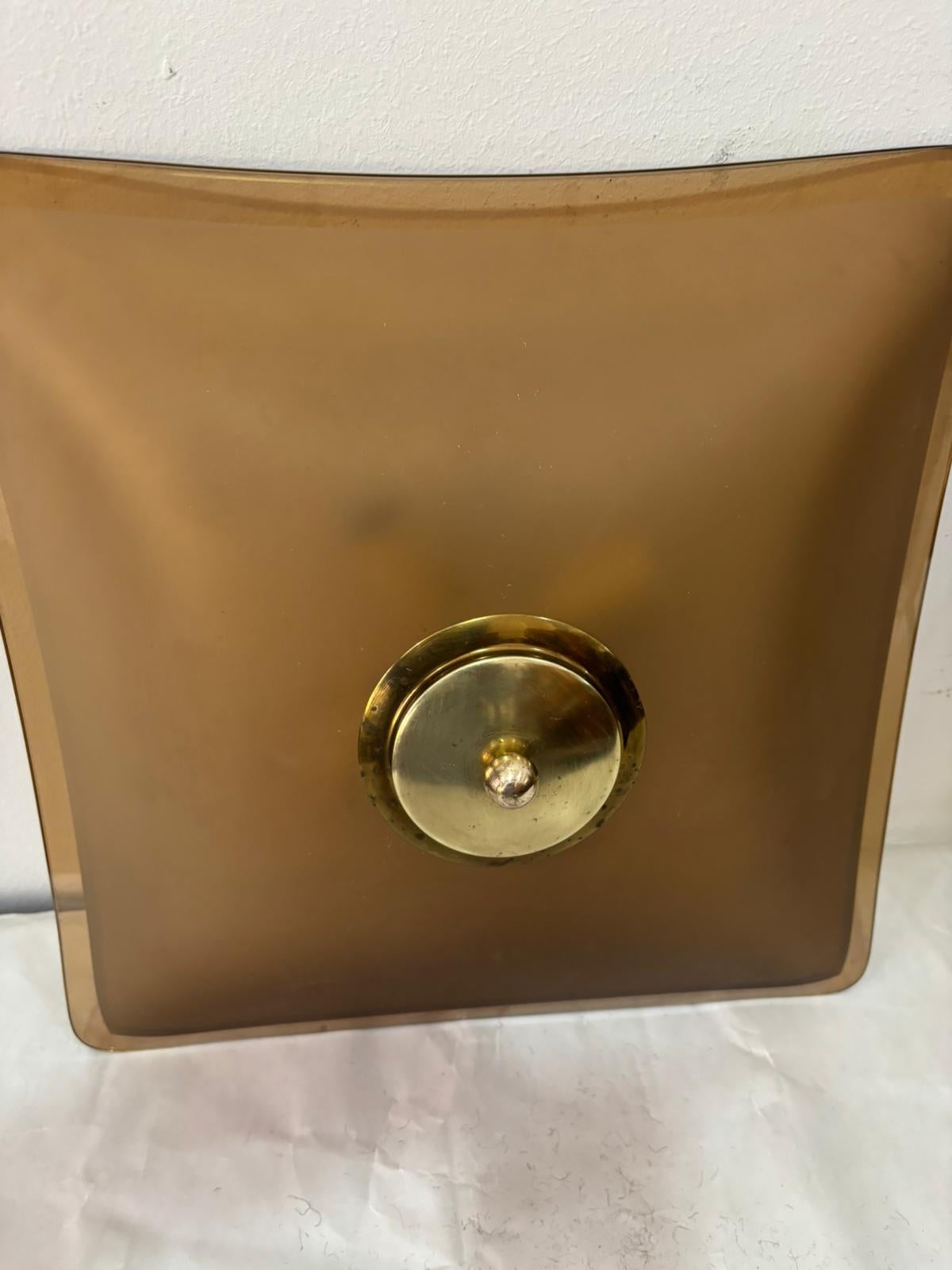 Coppia Lampade da parete o da incasso in vetro satinato fumè e ottone anni '60 en Bueno estado para la venta en Catania, IT