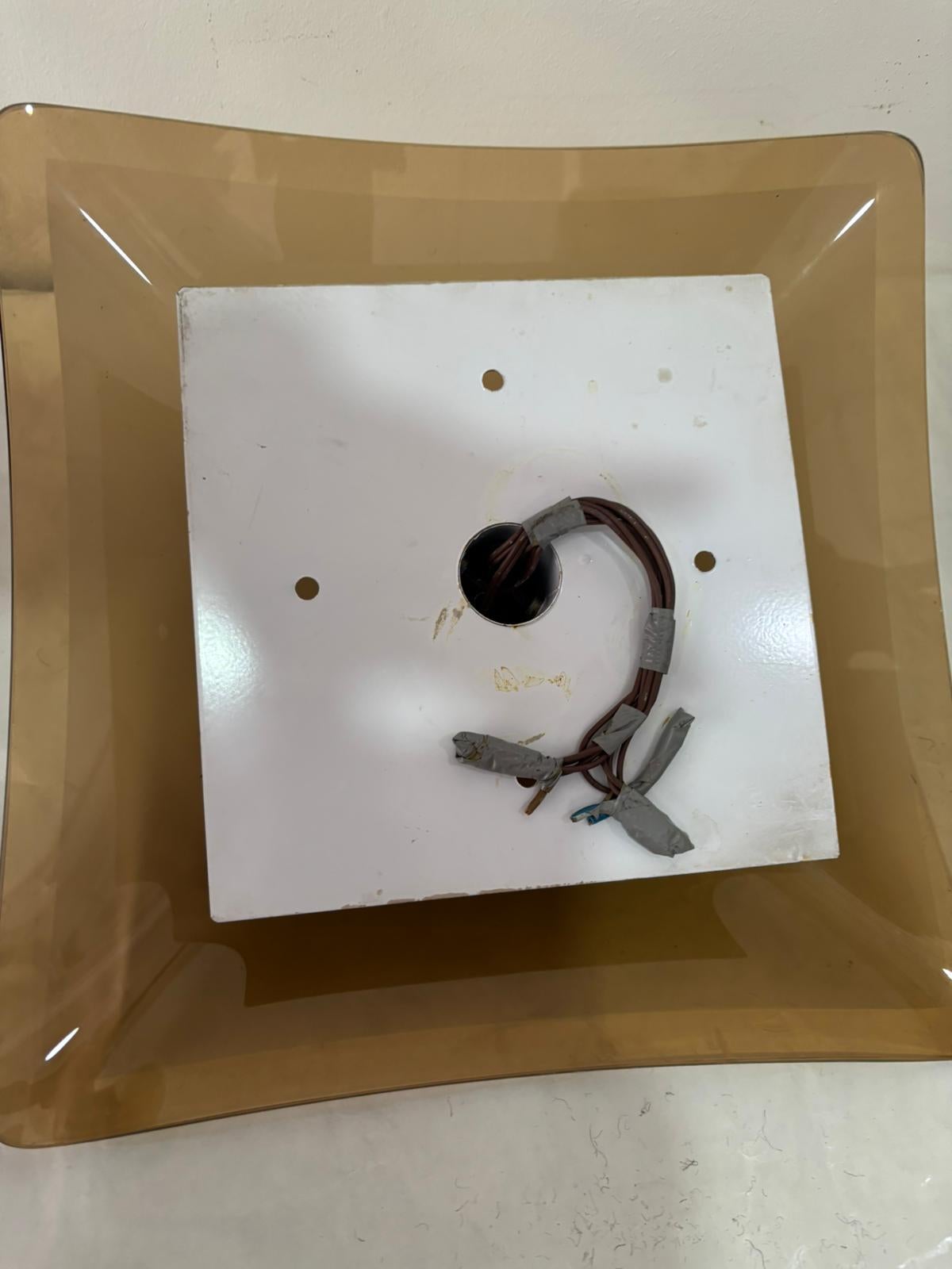 Coppia Lampade da parete o da incasso in vetro satinato fumè e ottone anni '60 Latón en venta