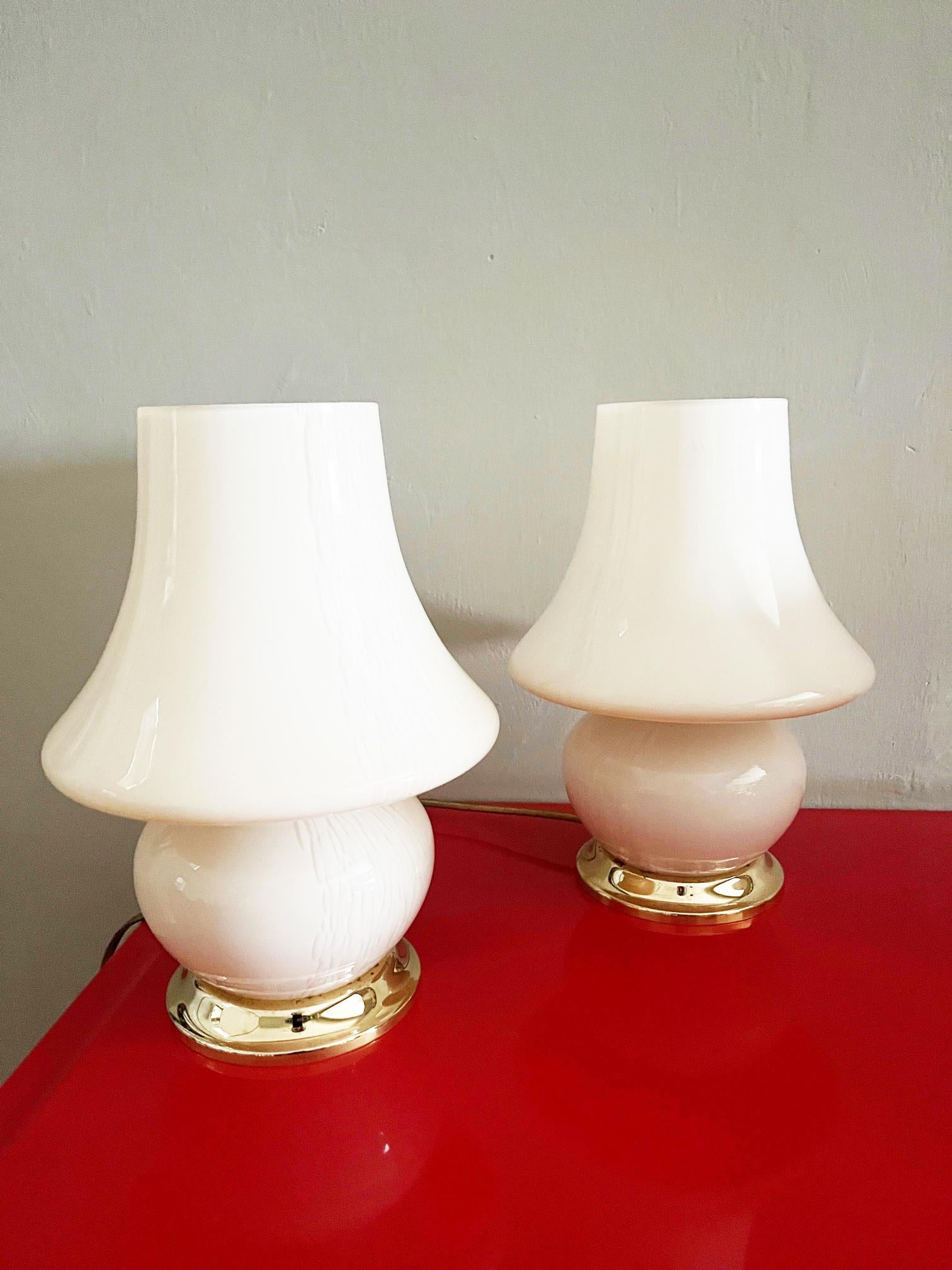 Pair of beige mushroom table lamps with vintage 1970s brass base

Intact and functioning 

With electrical system 

Measurements cm
30 x cm 20