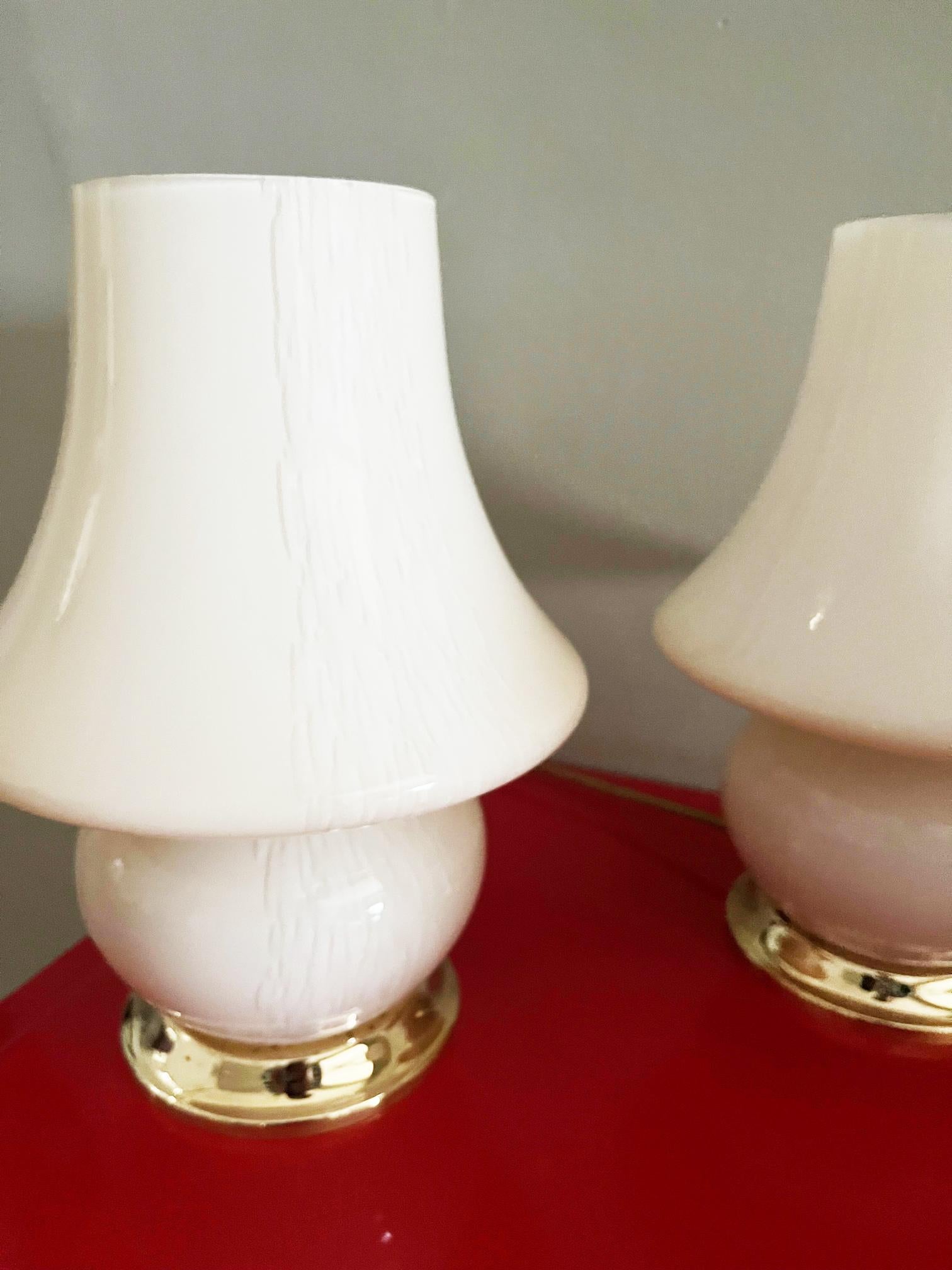 Verre de Murano Paire de lampes de table à champignon des années 1970 en vente