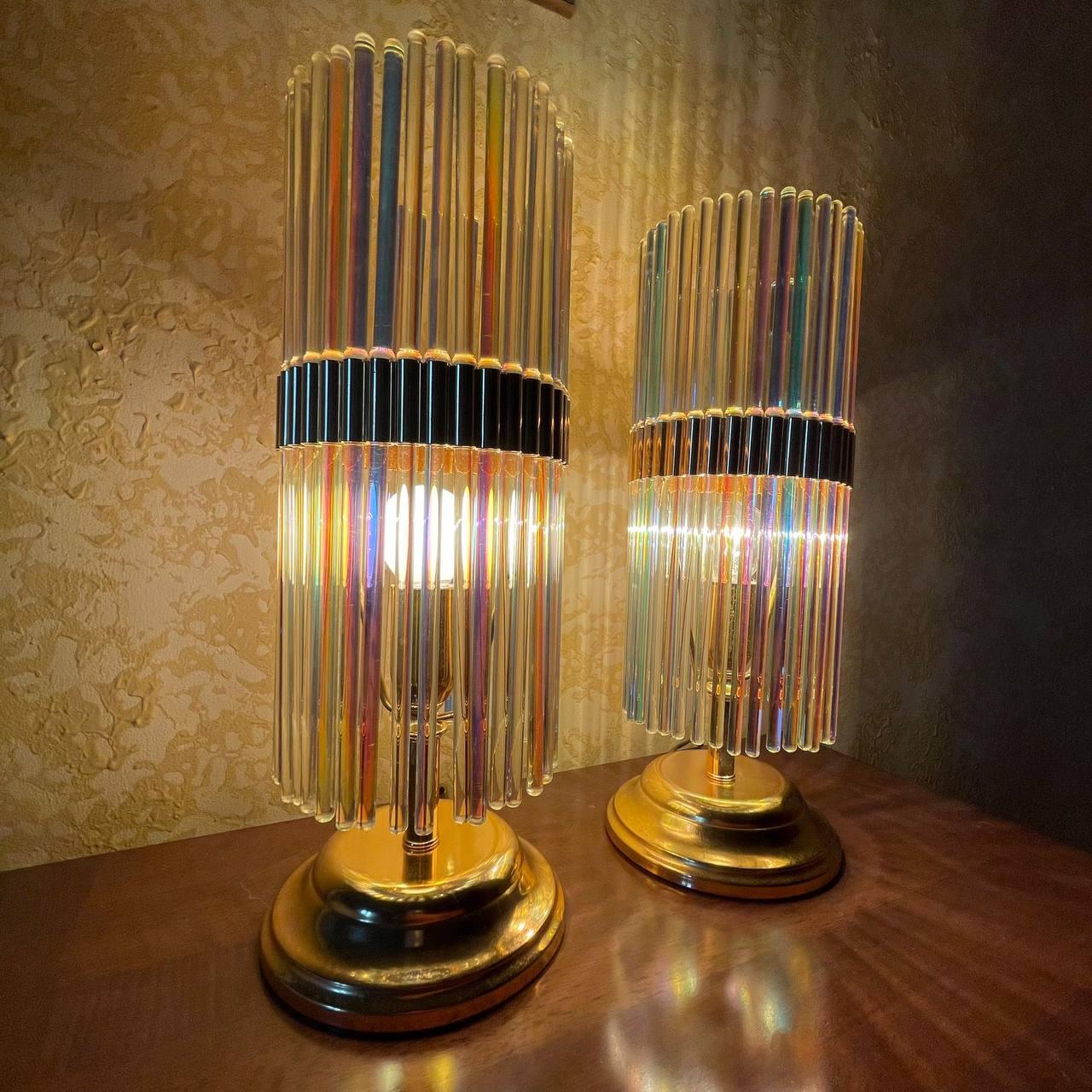 Paar Tischlampen Gaetano Sciolari aus Muranoglas/handgefertigtem Kristall  schillernde Farbe und Sockel aus massivem Messing, hergestellt in Italien zwischen 1960 und 1970. Die Gläser haben eine längliche Form und  sind mehrfarbig und leuchtend, um