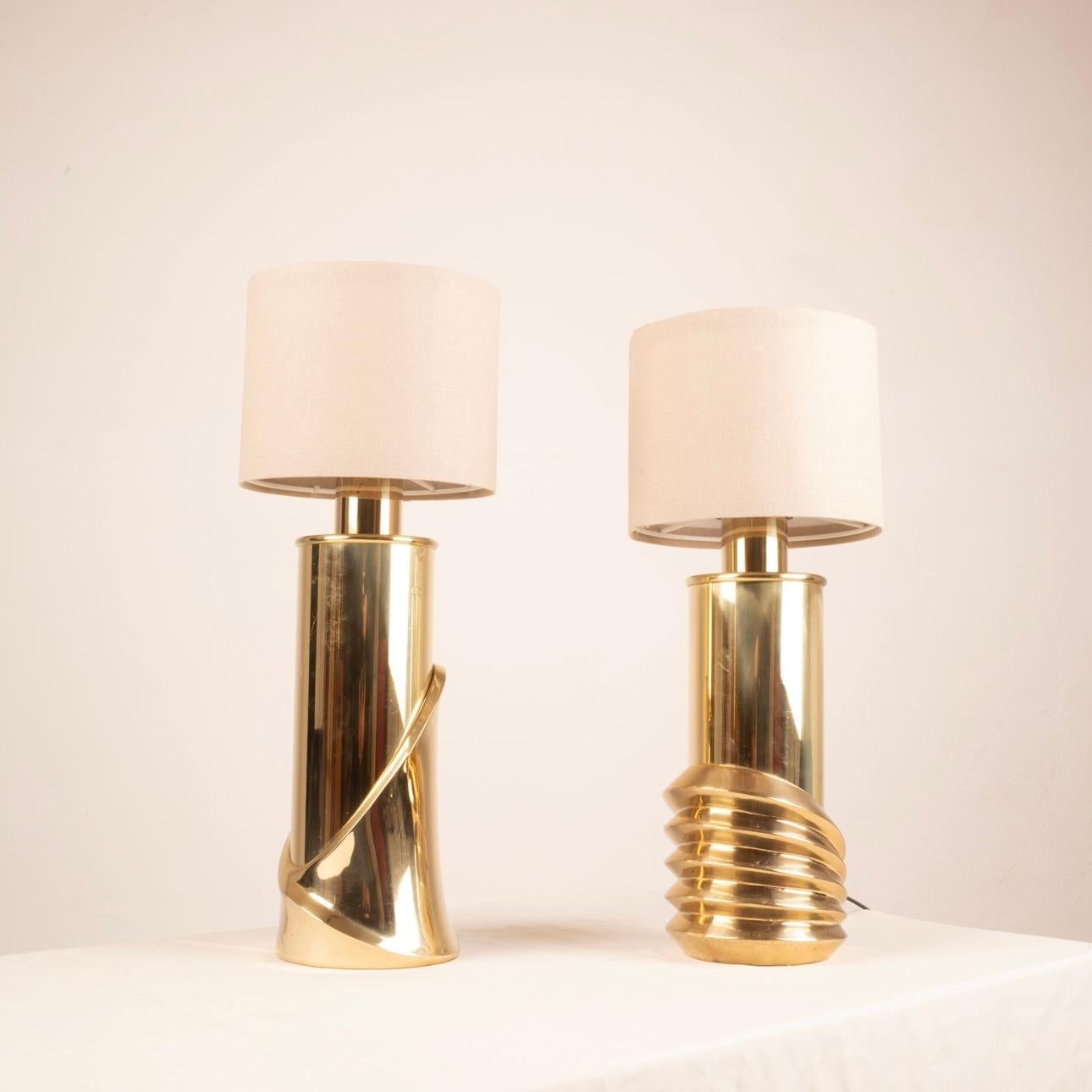 Elegante coppia di lampade da tavolo in ottone disegnate dall'Architetto G.C. Ferrero per la rinomata azienda Lipparini Arredamenti, all'inizio degli anni 80.
Queste lampade, in ottime condizioni, sono caratterizzate da due disegni differenti ma