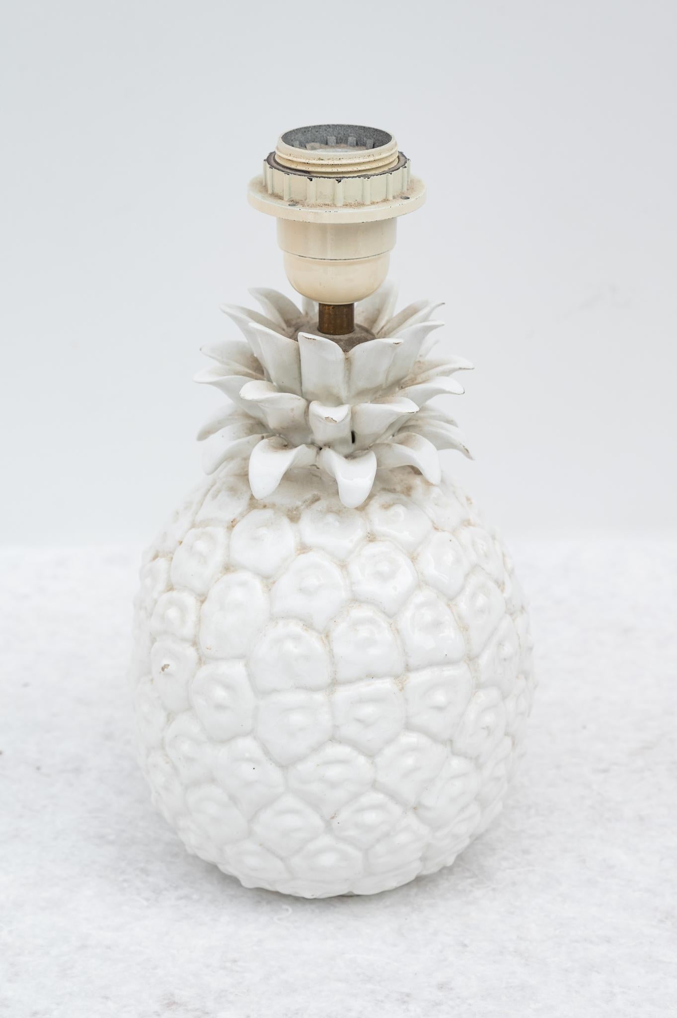 Paar Porzellanlampen 'ANANAS', hergestellt in Italien, 1970er Jahre.  
Paar PORZELAIN-Lampen 'ANANAS' in Weiß. 
Der Preis für den Versand ist für das italienische Staatsgebiet, für die Inseln und für den Versand ins Ausland auf Anfrage angegeben.
