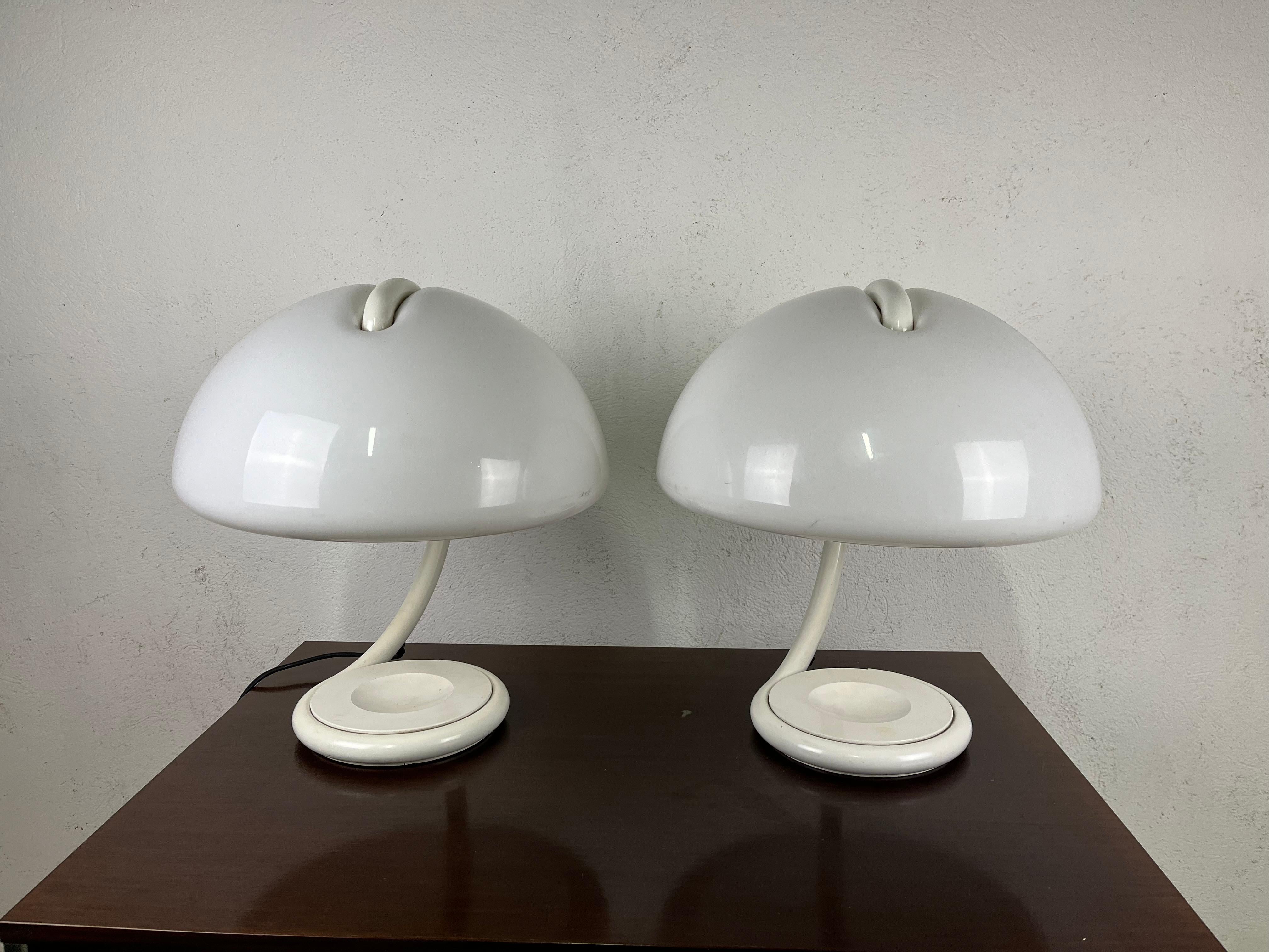 Pair of space age Cobra lamps by Elio Martinelli for Martinelli Luce 1960s' In Good Condition For Sale In Arezzo, IT