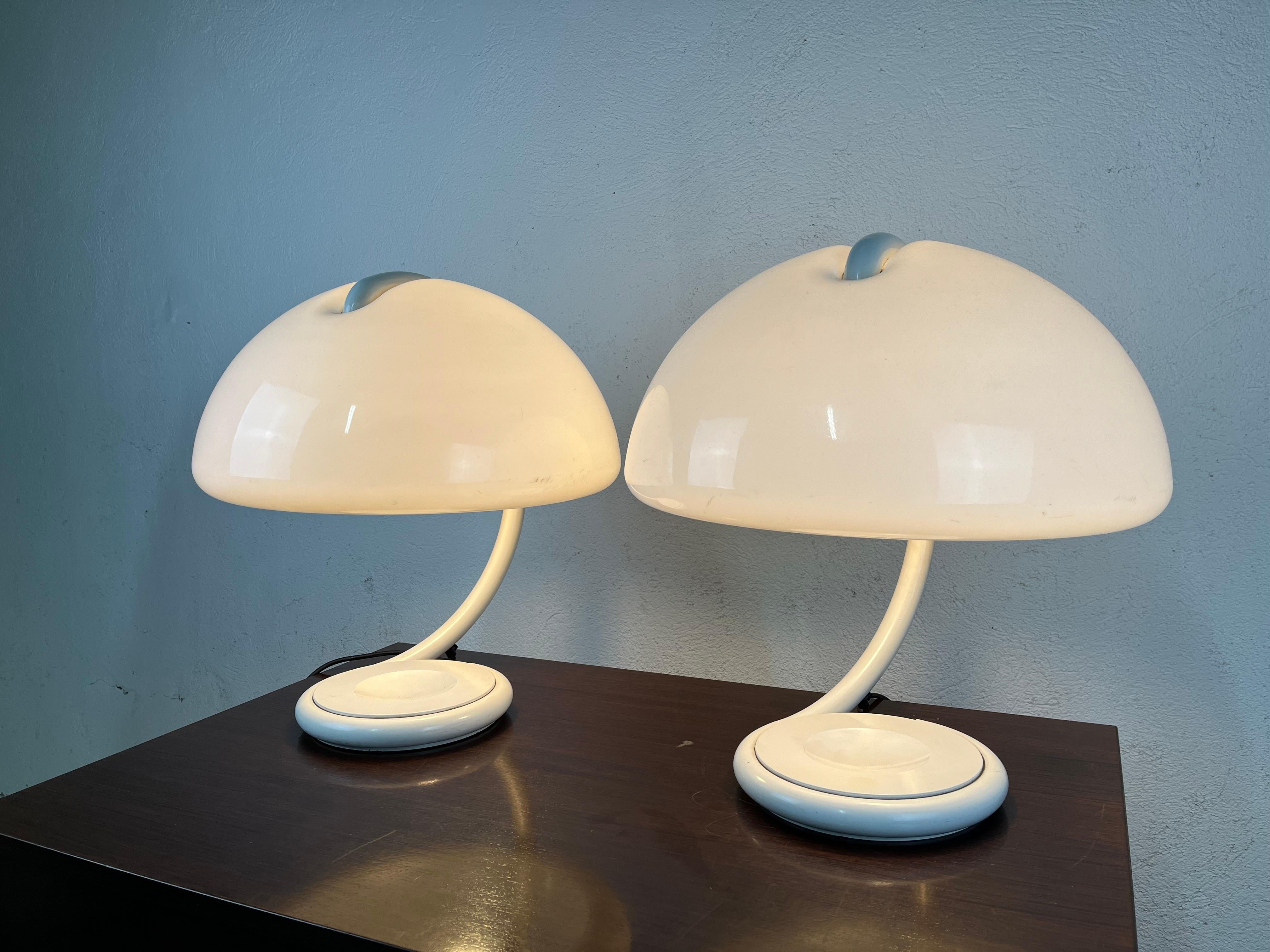 Pair of space age Cobra lamps by Elio Martinelli for Martinelli Luce 1960s' For Sale 2