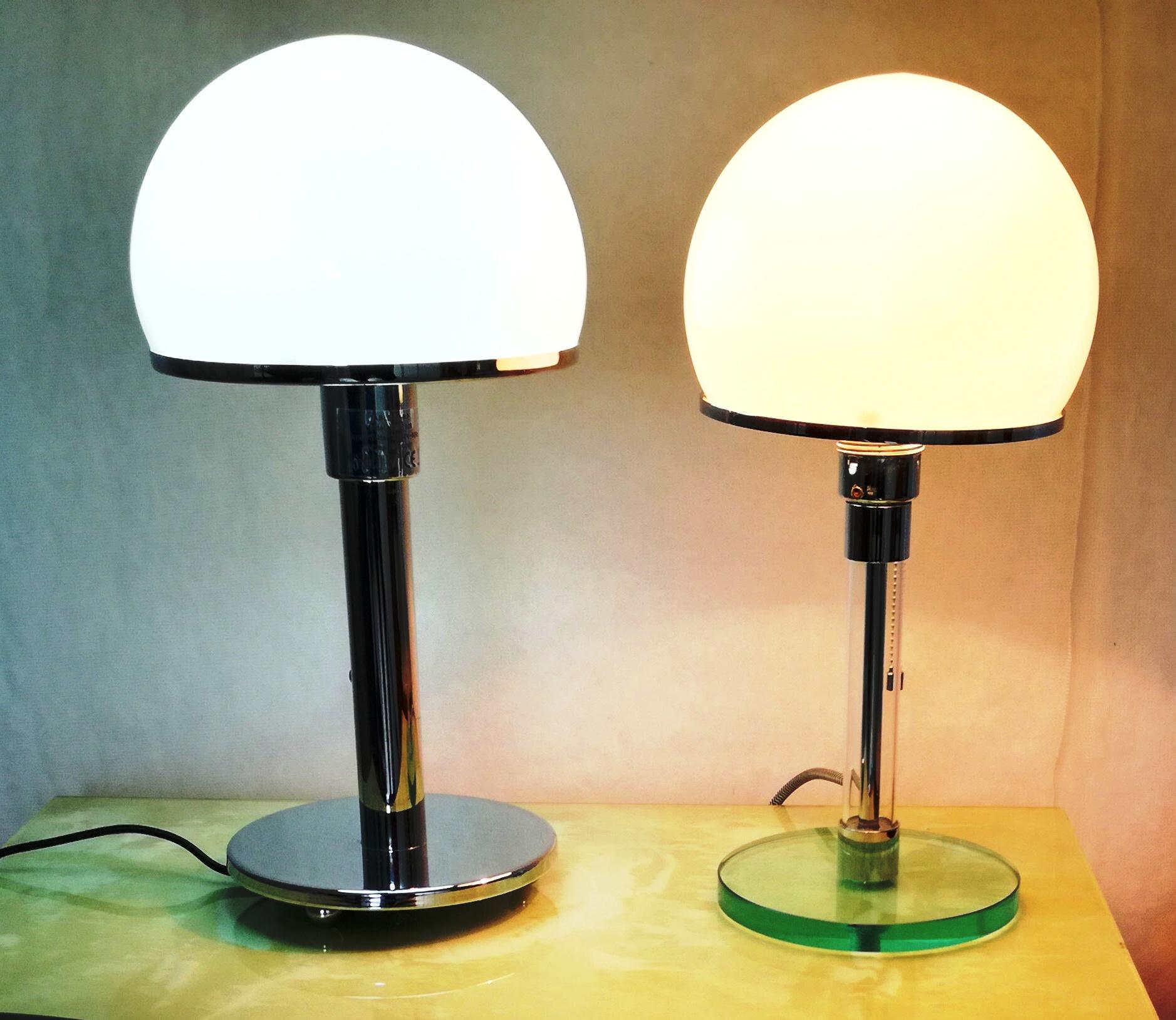 coppia di lampade da comodino, stile Bauhaus. 2 diverse tipologie. riedizione anni 90. una lampada con stelo e base in vetro trasparente. una lampada con stelo e base in metallo cromato. Un classico dello stile Bauhaus di Wilhelm Wagenfeld per