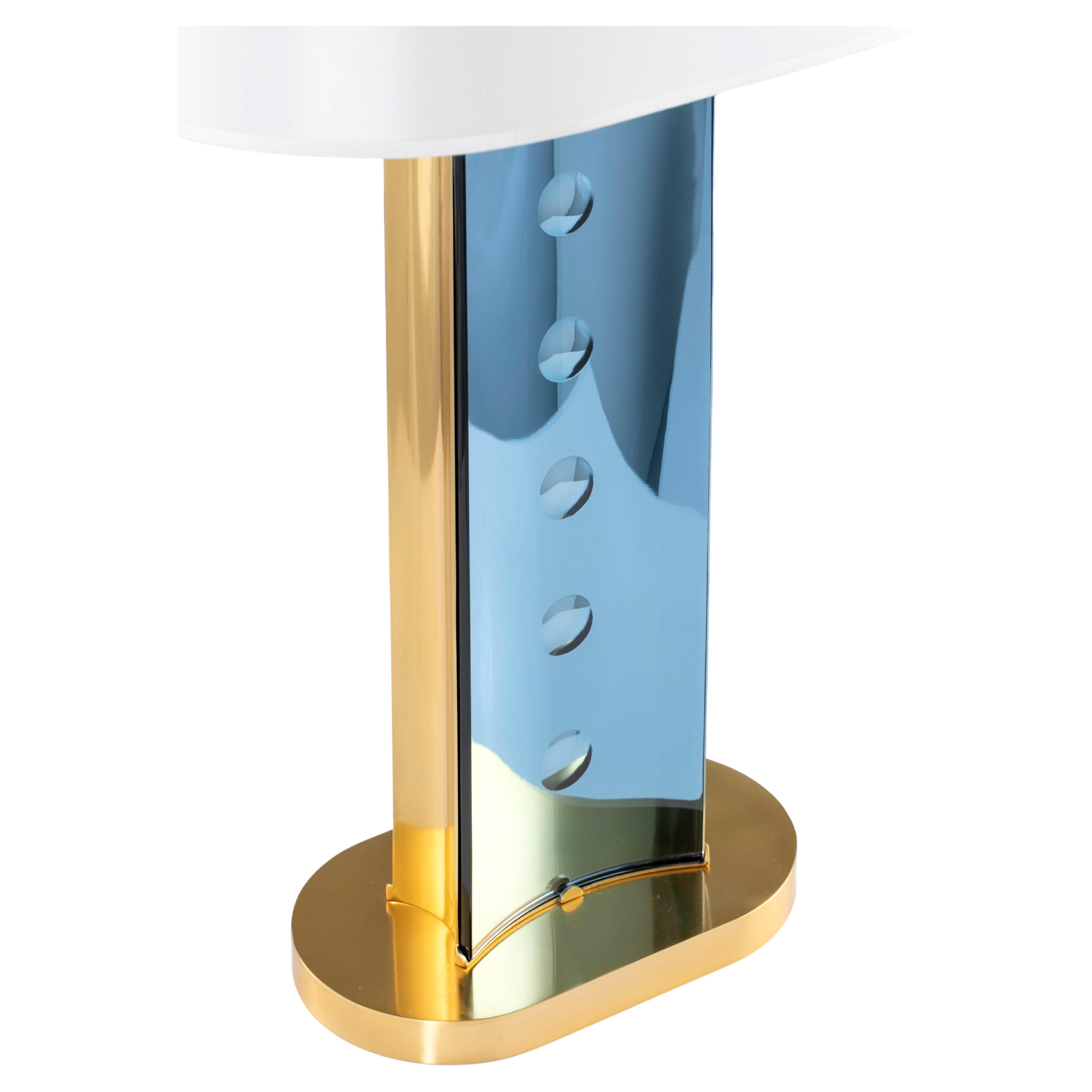 Paire de lampes 'TEGOLINE BLU' de Roberto Giulio Rida

Les lampes de table 'Tegoline blu' font partie d'une petite collection de lampes dans les couleurs suivantes : or, vert et bleu. Chaque paire est unique et ne peut être répétée.
Le corps des