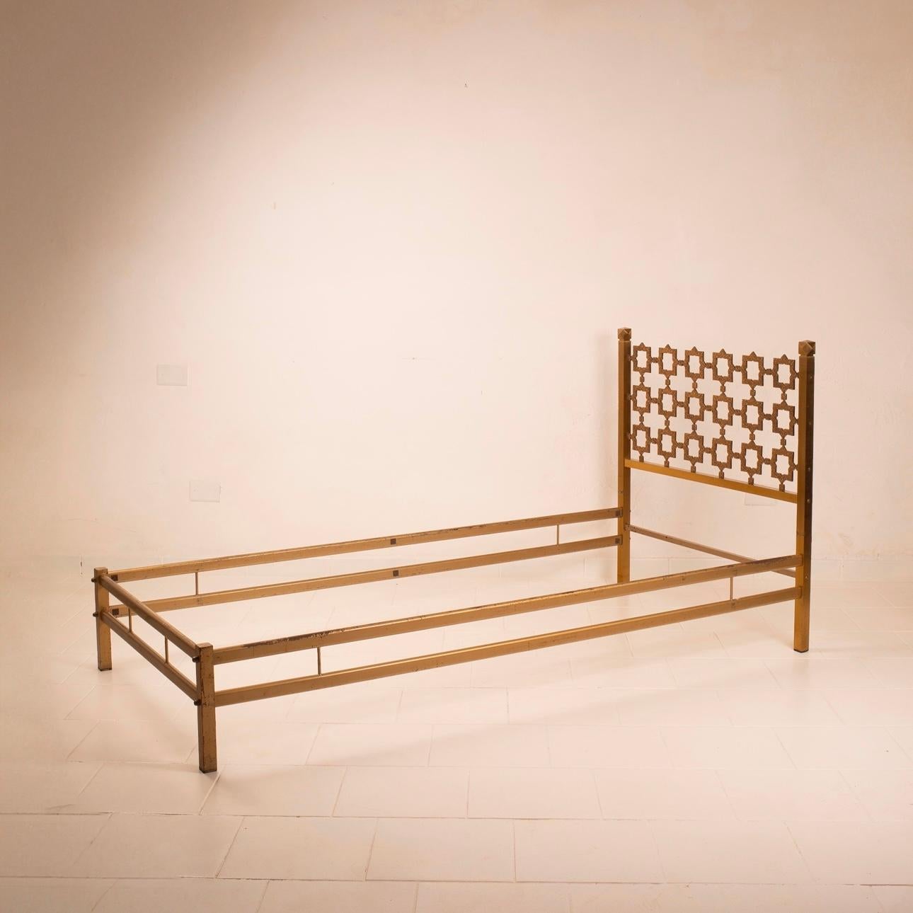 Exceptional and rare pair of “Carlotta” beds frame designed by Luciano Frigerio and produced in the 1970s by Cellini Arte, the family-run company from his maternal side (distinct from Frigerio di Desio).
These twin beds are crafted from solid cast