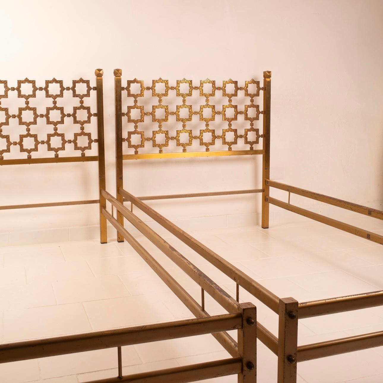 Pair of Carlotta Sculptural Brass Beds by Luciano Frigerio for Cellini Arte In condizioni buone a Conversano, IT