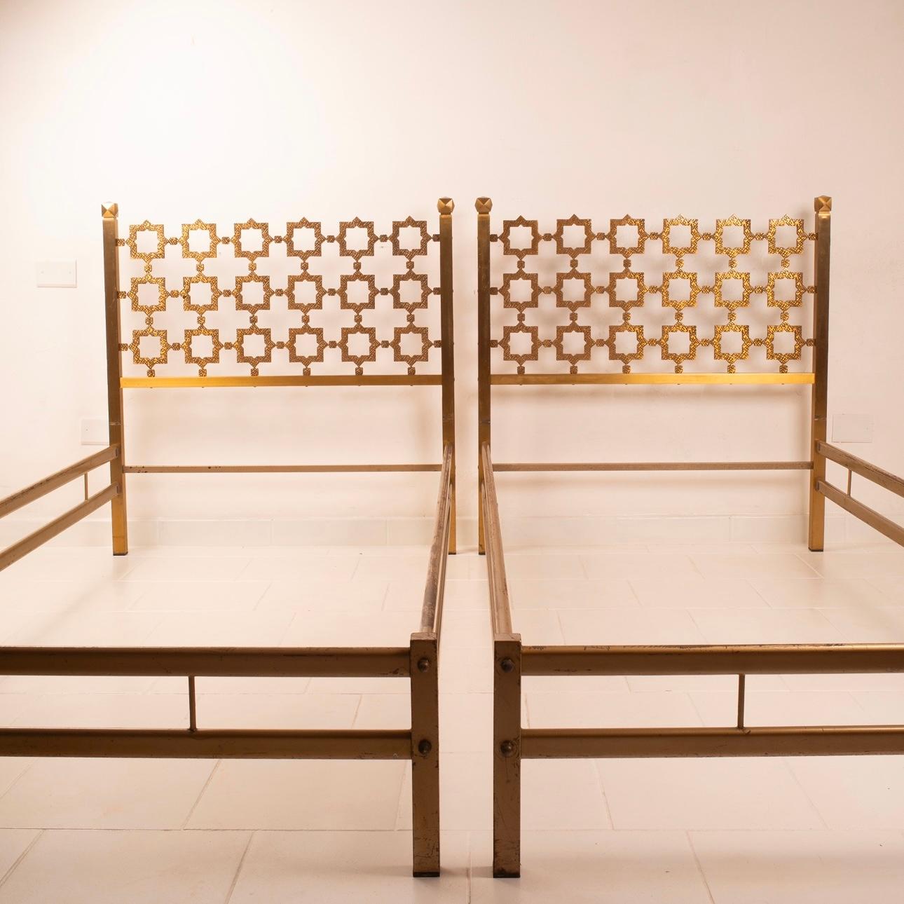 Fine XX secolo Pair of Carlotta Sculptural Brass Beds by Luciano Frigerio for Cellini Arte