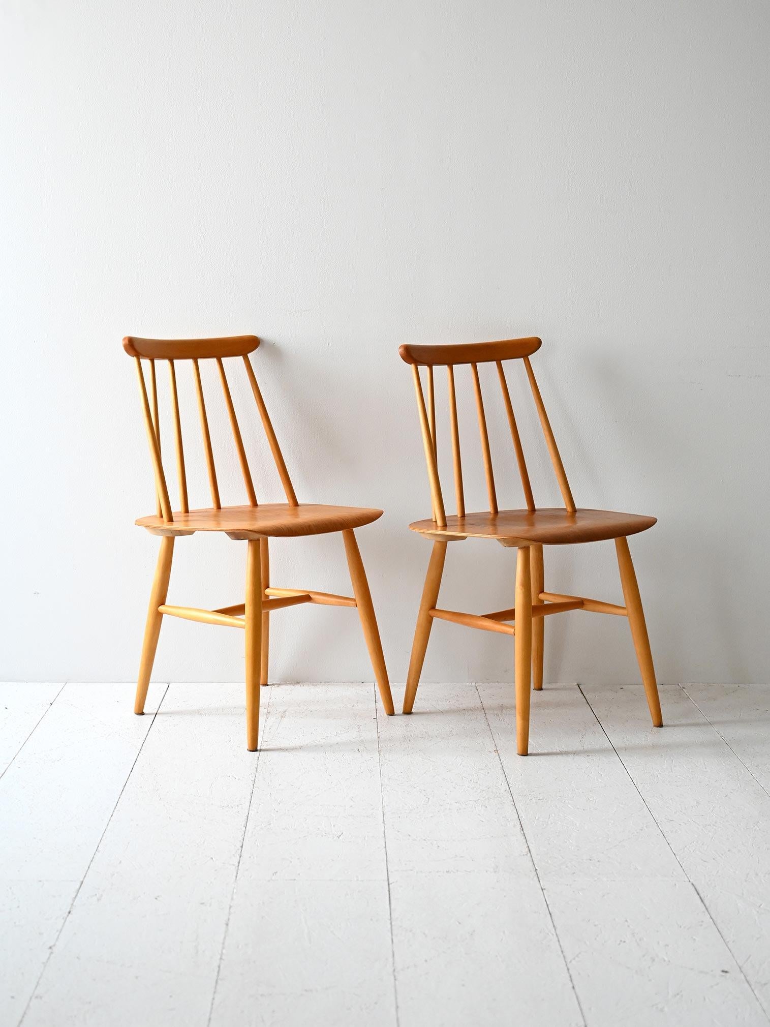 Coppia di sedie Fanett di Ilmari Tapiovaara, produzione danese anni ’50, con struttura in faggio ed etichetta originale.

Coppia originale di sedie Fanett disegnate da Ilmari Tapiovaara, prodotte in Danimarca tra il 1950 e il 1959. Realizzate in
