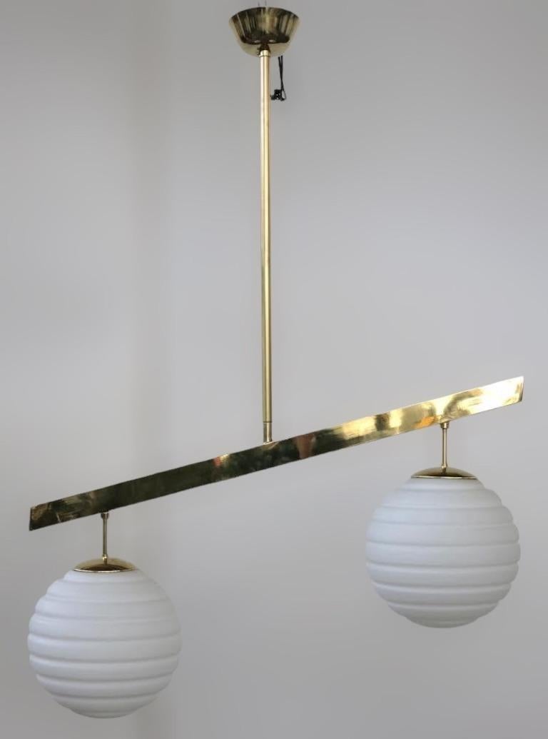 Pendente moderno italiano con globi in vetro di Murano bianco smerigliato a coste, montati su una struttura in ottone lucido / Disegnato da Fabio Bergomi per Fabio Ltd / Made in Italy 
2 luci / tipo E26 o E27 / max 60W ciascuna  
Altezza: 52 pollici