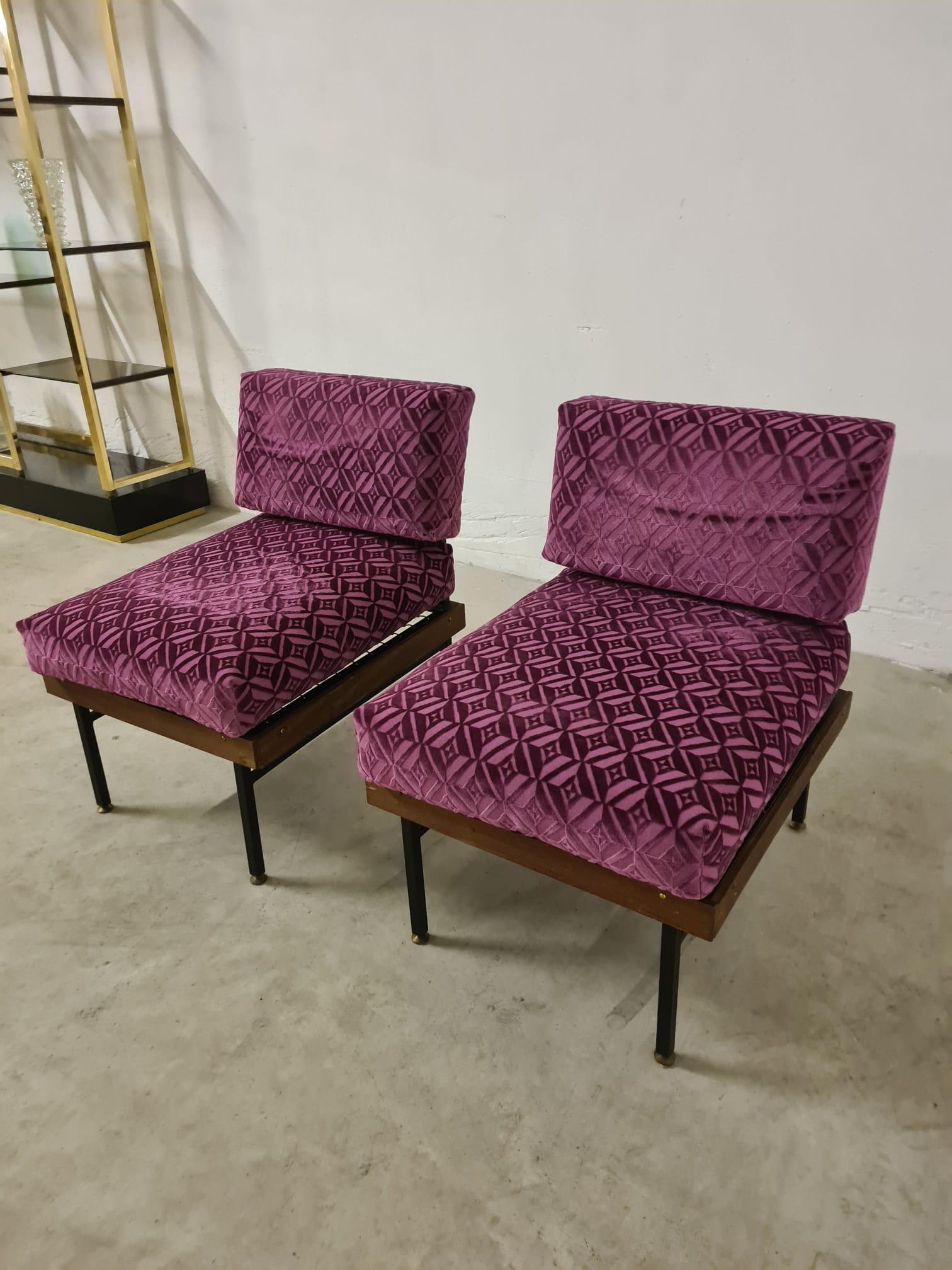 Coppia poltroncine anni 60'

Poltroncine vintage produzione italiana degli anni 60'.

Le poltroncine presentano una solida struttura in metallo smaltato combinata con dei dettagli in legno.

Le sedute sono state completamente restaurate e rivestite