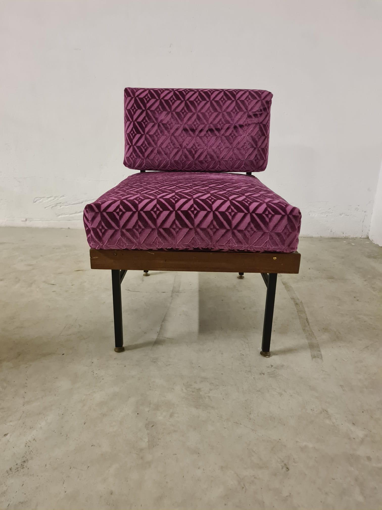 Coppia poltroncine anni 60 in metallo legno e velluto in vendita 2