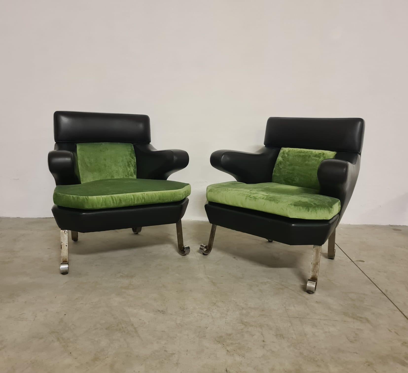 Coppia di Poltrone anni 70'.

Due poltrone dal tipico stile anni 70'.

Presentano uno schienale in pelle nera, la seduta in velluto color verde acido e piedini in acciaio cromato.

Dallo stile pop con un carattere estroso queste poltrone sono ideali