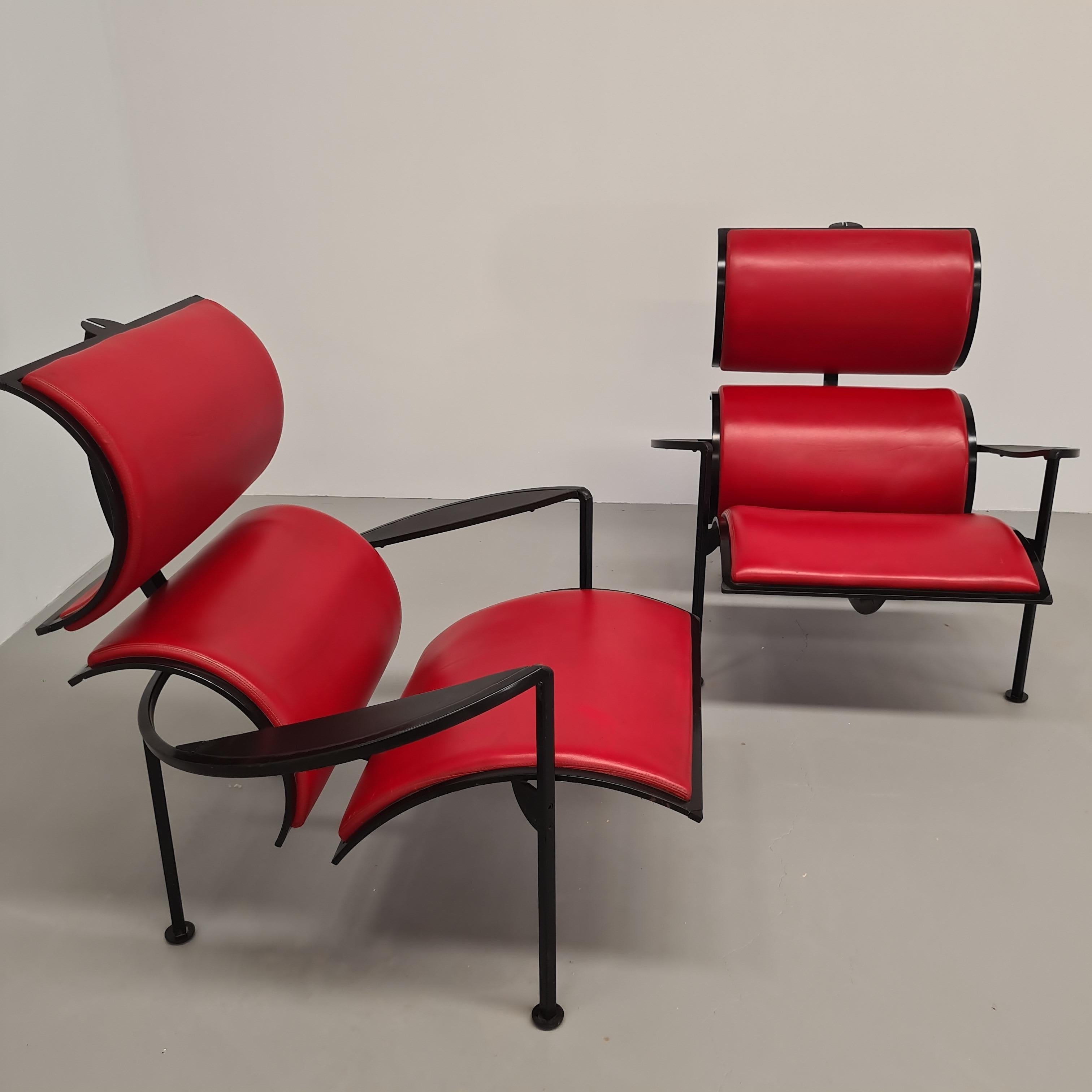 Cette paire de fauteuils de salon emblématiques représente le pur style des années 1980. Le fauteuil s'appelle 