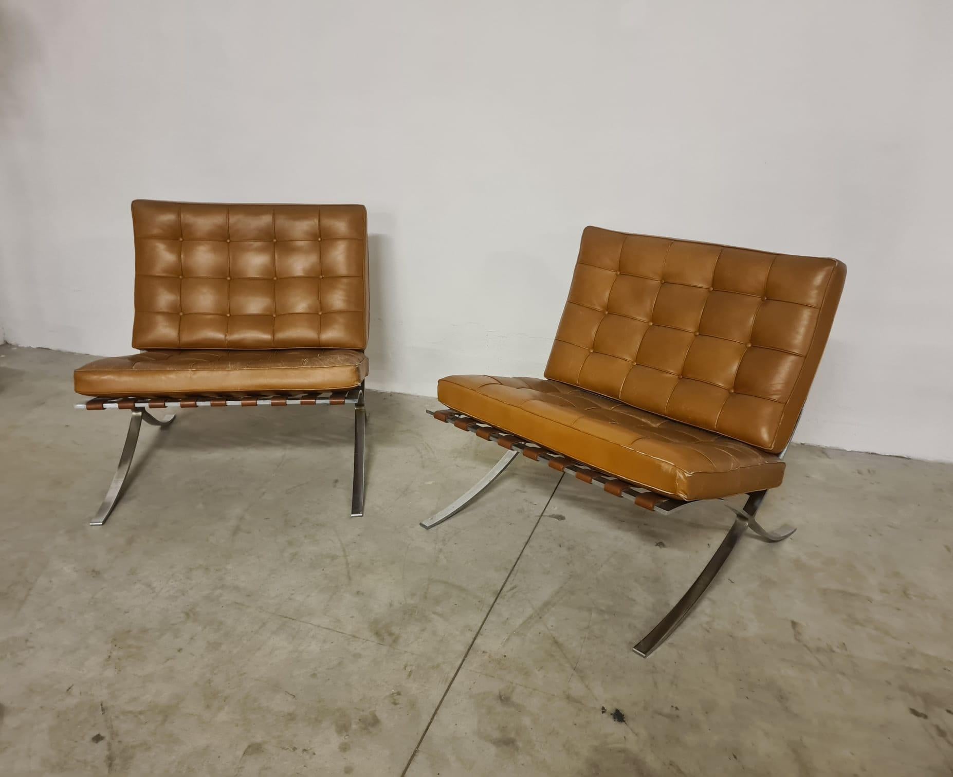 Pair of caramel-colored Barcelona armchairs by Mies van der Rohe for Knoll.

Iconic Barcelona armchairs designed by Mies van der Rohe in 1929.

Knoll original 1960s production, present on both manufacture label.

The Barcelona armchair was' designed