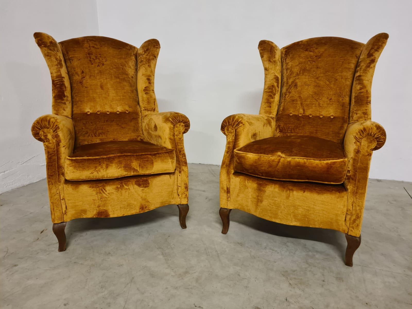 Coppia poltrone classiche bergere.

Eleganti poltrone dallo stile classico e raffinato.

Produzione francese degli anni 40'.

Poltrona dalla struttura classica con grandi orecchie tipico del modello bergere.

Le poltrone sono state completamente