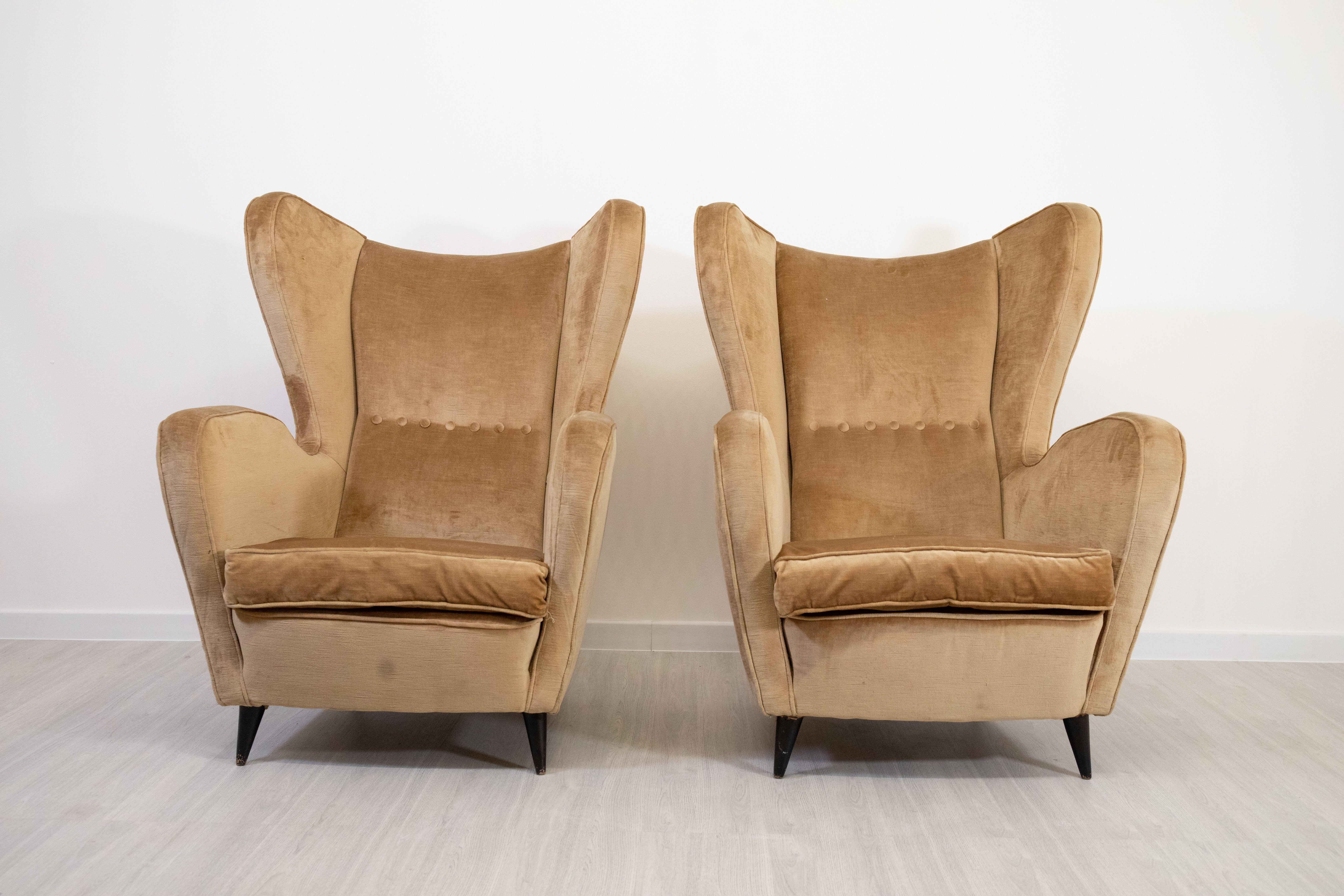 Pareja de sillones Bergère - Italia, años 50 - Elegancia atemporal.
Sillones italianos icónicos de los años 50, fabricados con estructura de madera y tapicería original de terciopelo beige. Caracterizadas por sus líneas envolventes, sus amplios