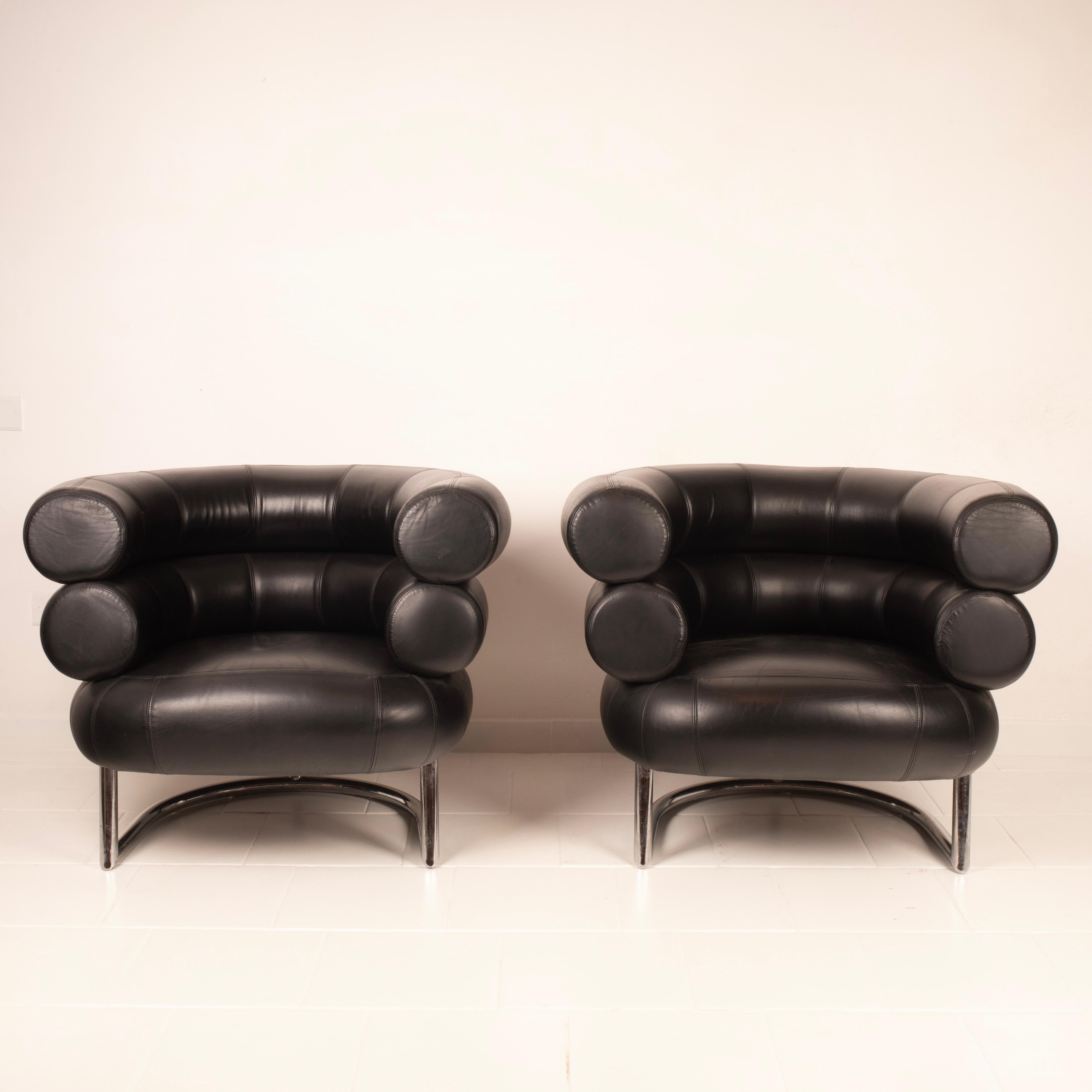 Straordinaria coppia di poltrone Bibendum ispirate al progetto originale di Eileen Gray e realizzate negli anni 80 in italia. Progettata per una famosa stilista dei primi del '900, il nome ed il design di questa sedia sono stati ispirati dal famoso