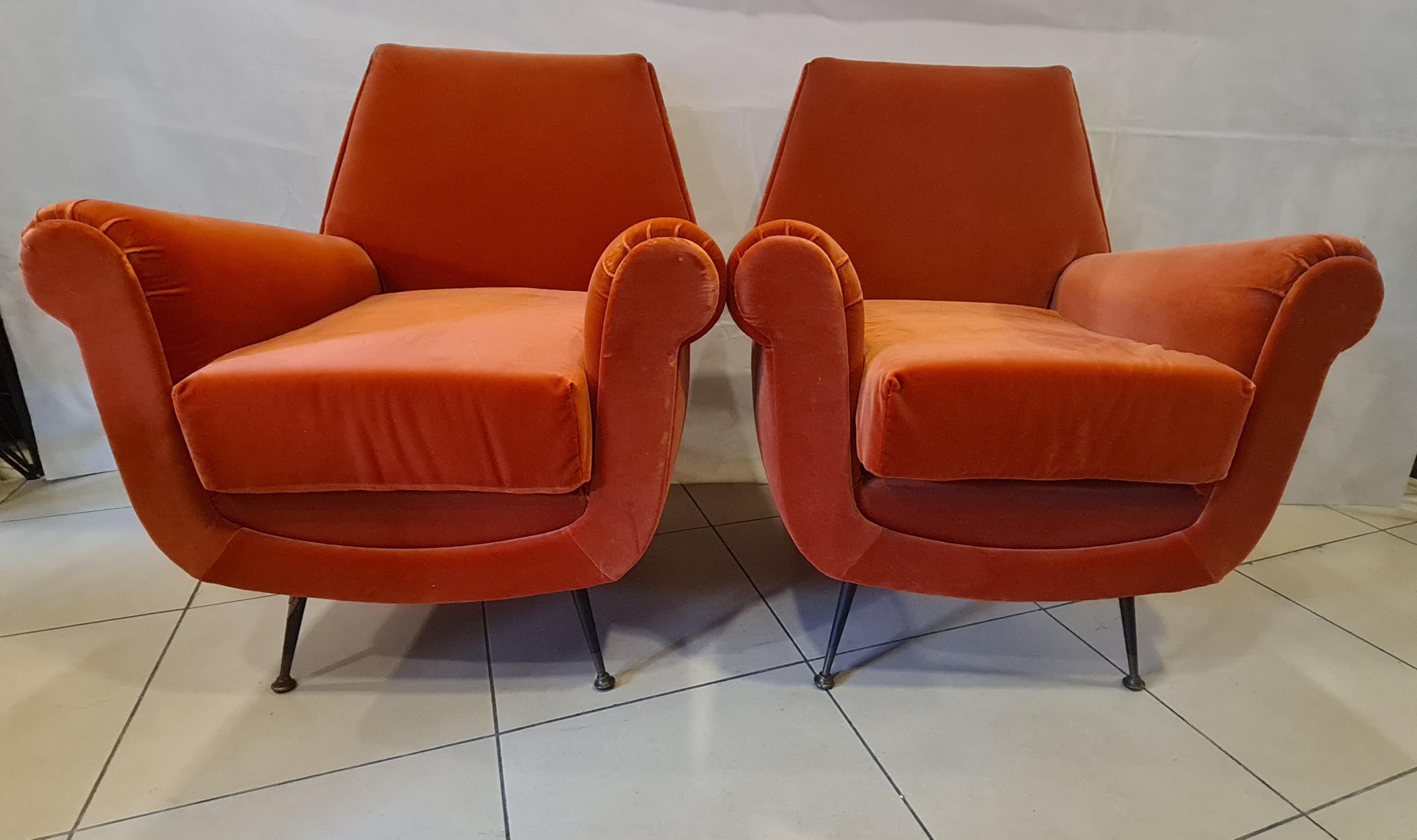 Pair of armchairs designed by designer Gigi Radice for Minotti.

Elegant and very comfortable retro-style armchairs with refined taste.

Carpeted in orange velvet, they do not go unnoticed and are ideal for adding light and vibrancy to your