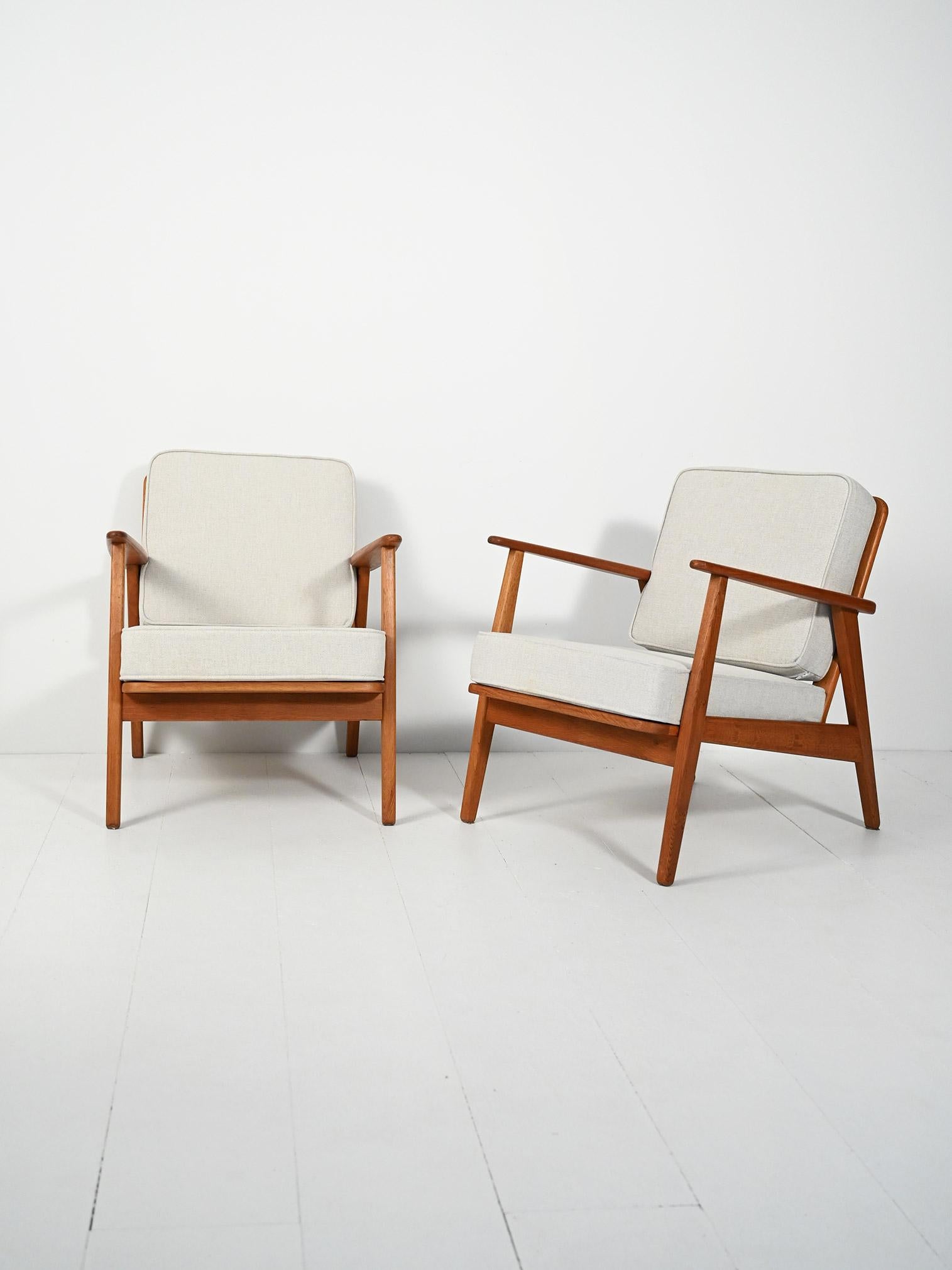 Coppia di poltrone in teak disegnate da Thomas Harlev per IKEA nel 1957 : struttura solida, schienale inclinato, braccioli arrotondati, cuscini nuovi grigio ghiaccio sfoderabili.

Fabriquées par le designer danois Thomas Harlev pour Ikea en 1957 et