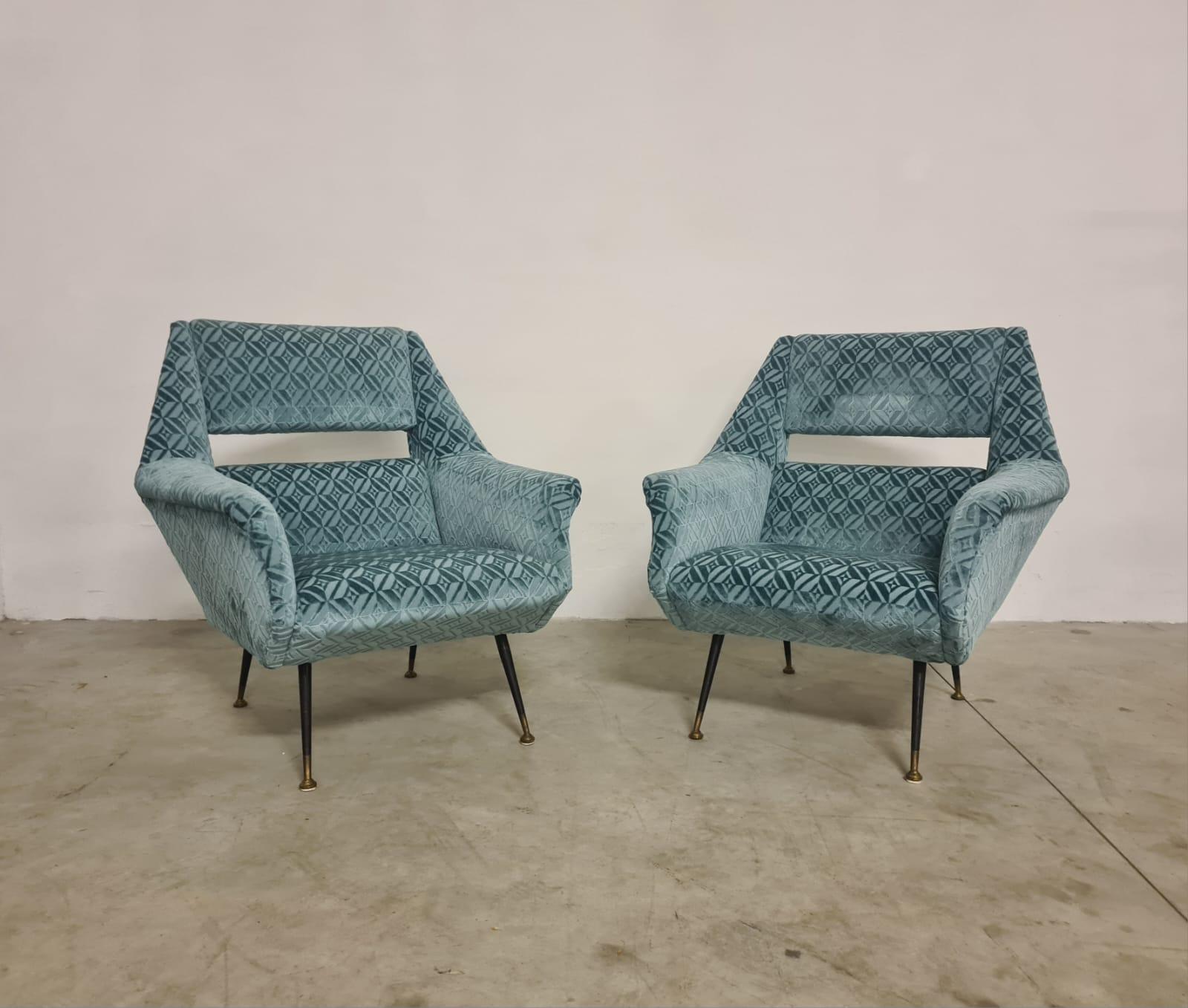 Paire de fauteuils de Gigi Radice pour Minotti.

Fauteuils raffinés des années 1950.

Fraîchement restauré, cadre en bois, pieds en fer et en laiton.

Doublé d'un fin velours damassé bleu poudre.

Conçu par Gigi Radice, célèbre designer et
