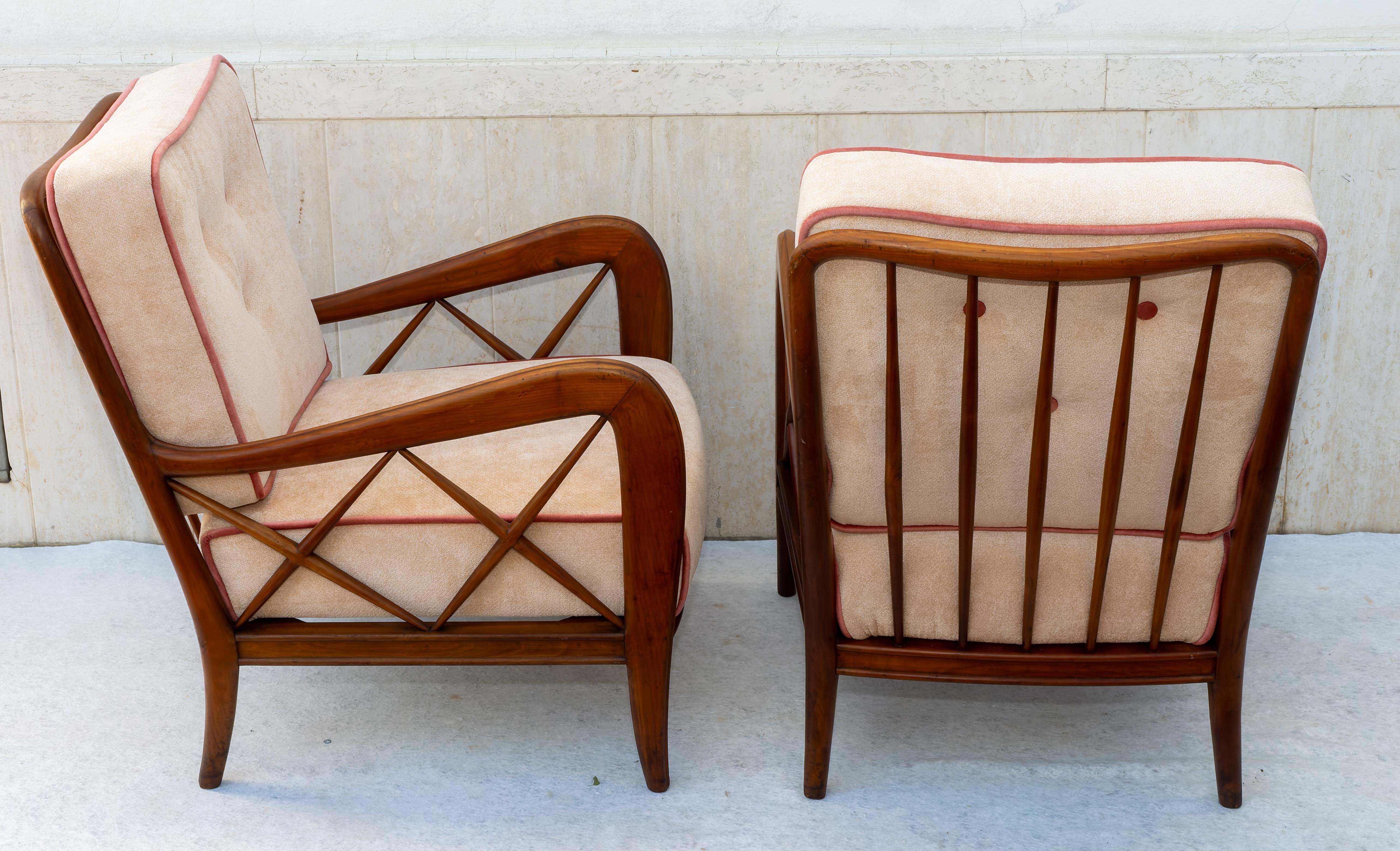 Pareja de sillones de terciopelo al estilo de Paolo Buffa, Made in Italy, años 40. 
Uno de los modelos más icónicos e importantes del diseño italiano de mediados de siglo. La estructura de este sillón es de madera, los cojines están tapizados en
