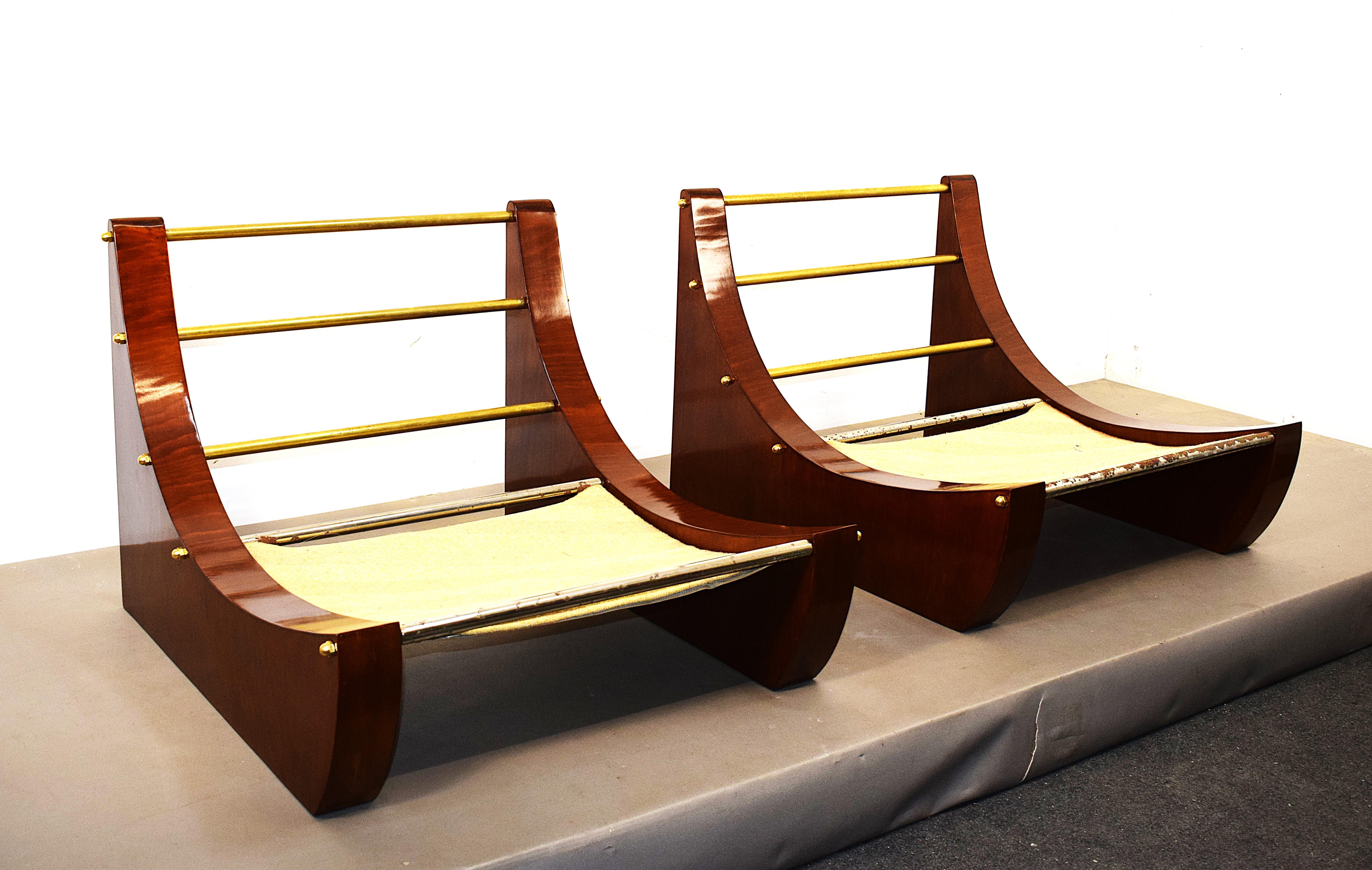 Raffinata coppia di poltrone italiane originali degli anni ’70, icona del design vintage. Le linee essenziali e il profilo curvo in legno donano eleganza e solidità, mentre la seduta ampia e bassa (altezza 32 cm) garantisce massimo comfort.