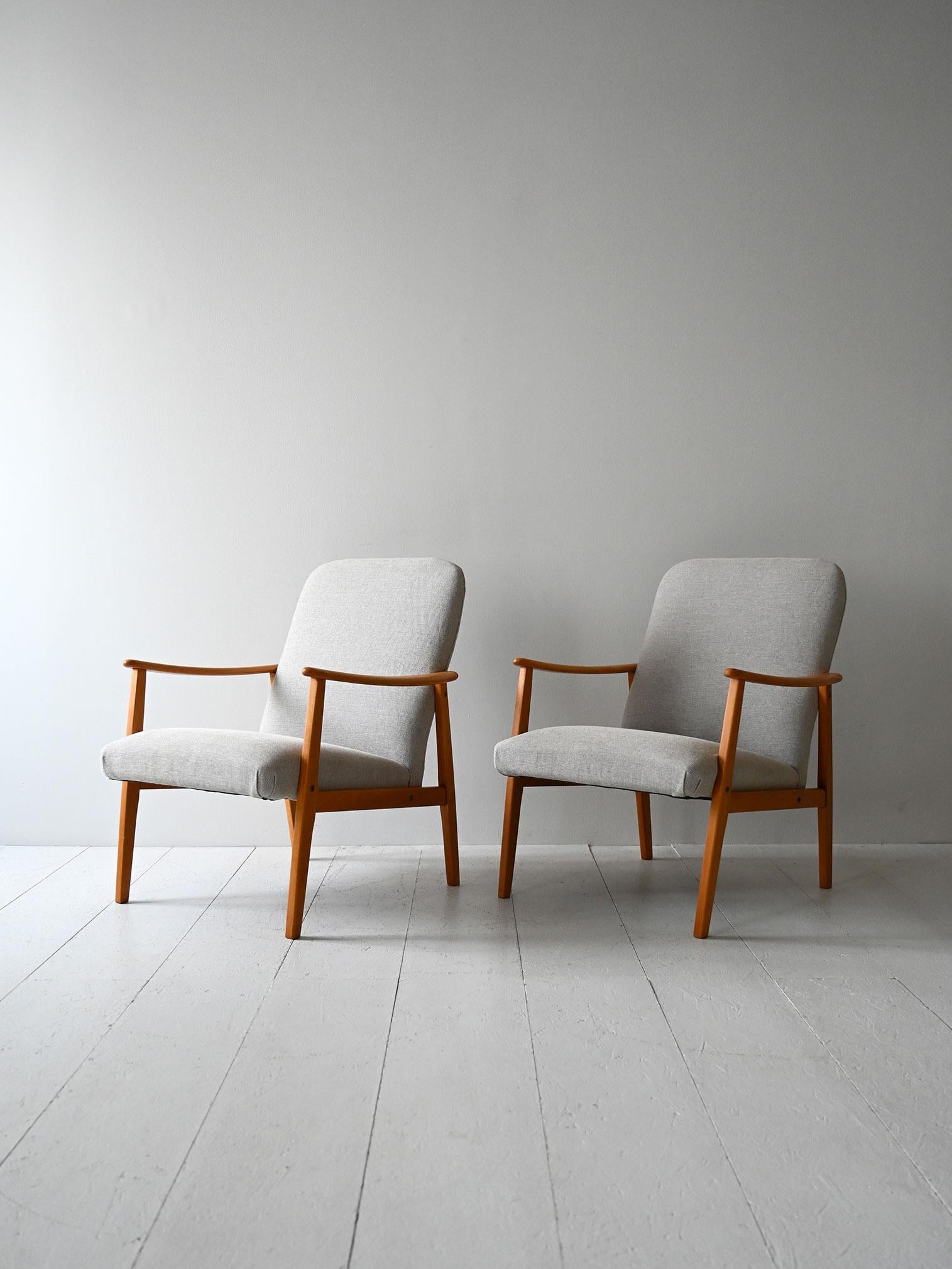 Struttura in rovere chiaro, nuova imbottitura rifatta rispettando il design originale. Rivestite in tessuto grigio chiaro.

Linee essenziali e proporzioni equilibrate per questa coppia di poltrone scandinave mid-century. La struttura in rovere