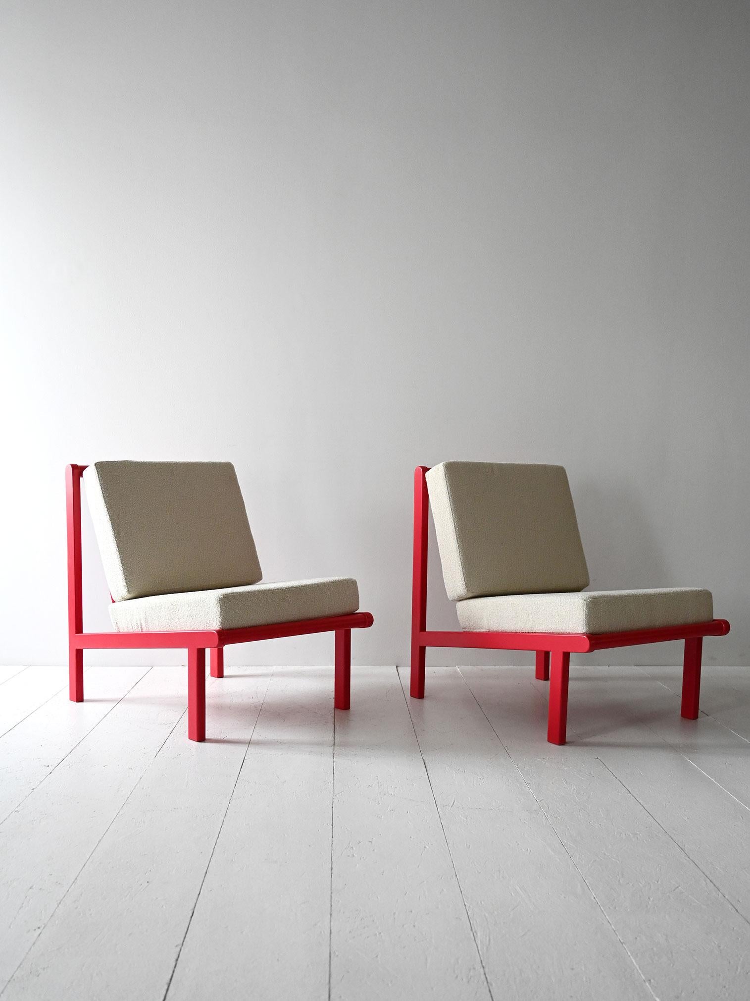 Coppia di poltrone anni ’70 con struttura laccata rosso ciliegia e cuscini rifatti e ritappezzati.

Design essenziale e grafico per questa coppia di poltrone scandinave anni ’70. Le strutture in legno, laccate in un deciso rosso ciliegia, dialogano