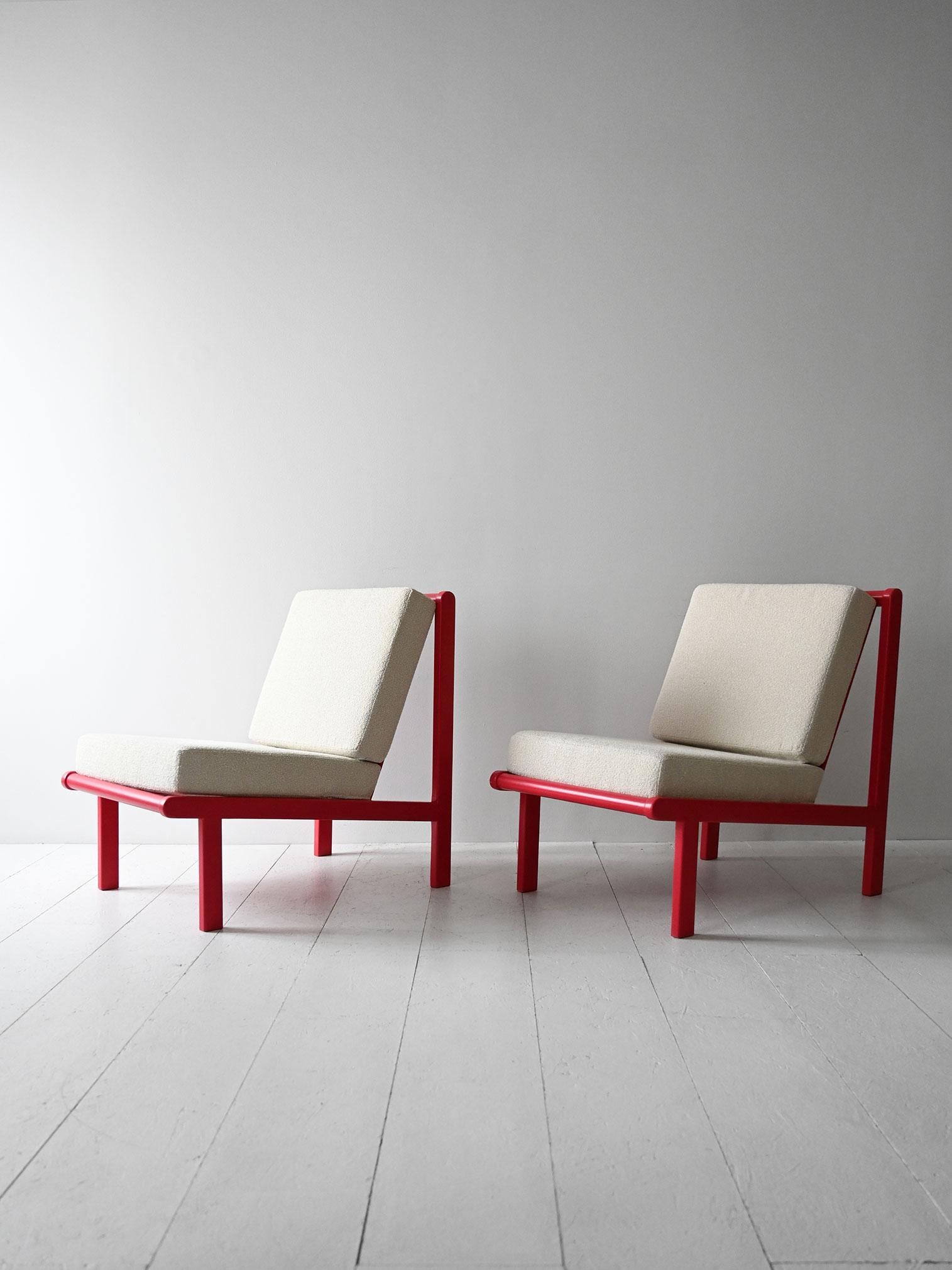 Scandinavo moderno Coppia poltrone scandinave vintage rosso ciliegia in vendita