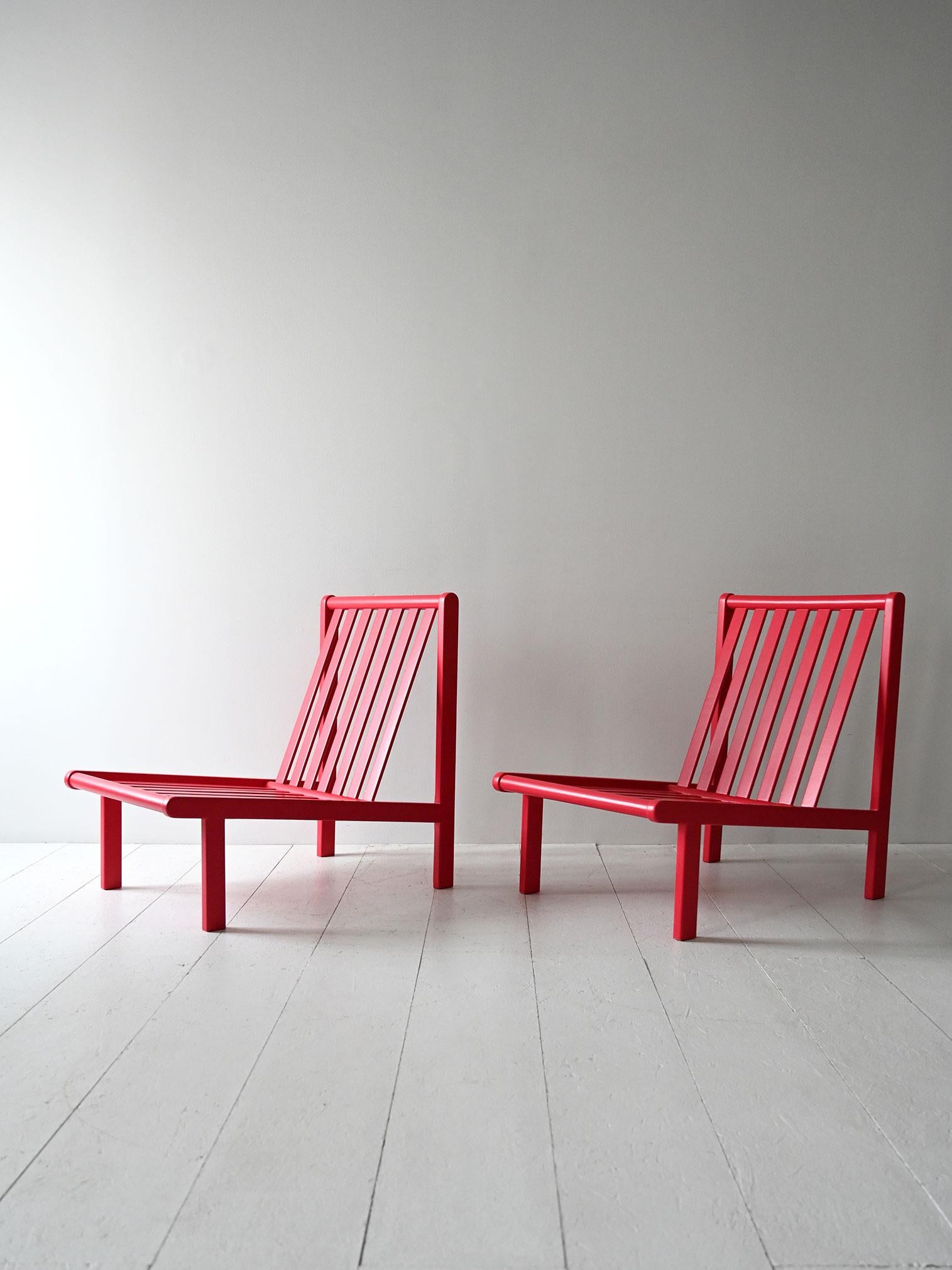 Scandinavian Coppia poltrone scandinave vintage rosso ciliegia in vendita