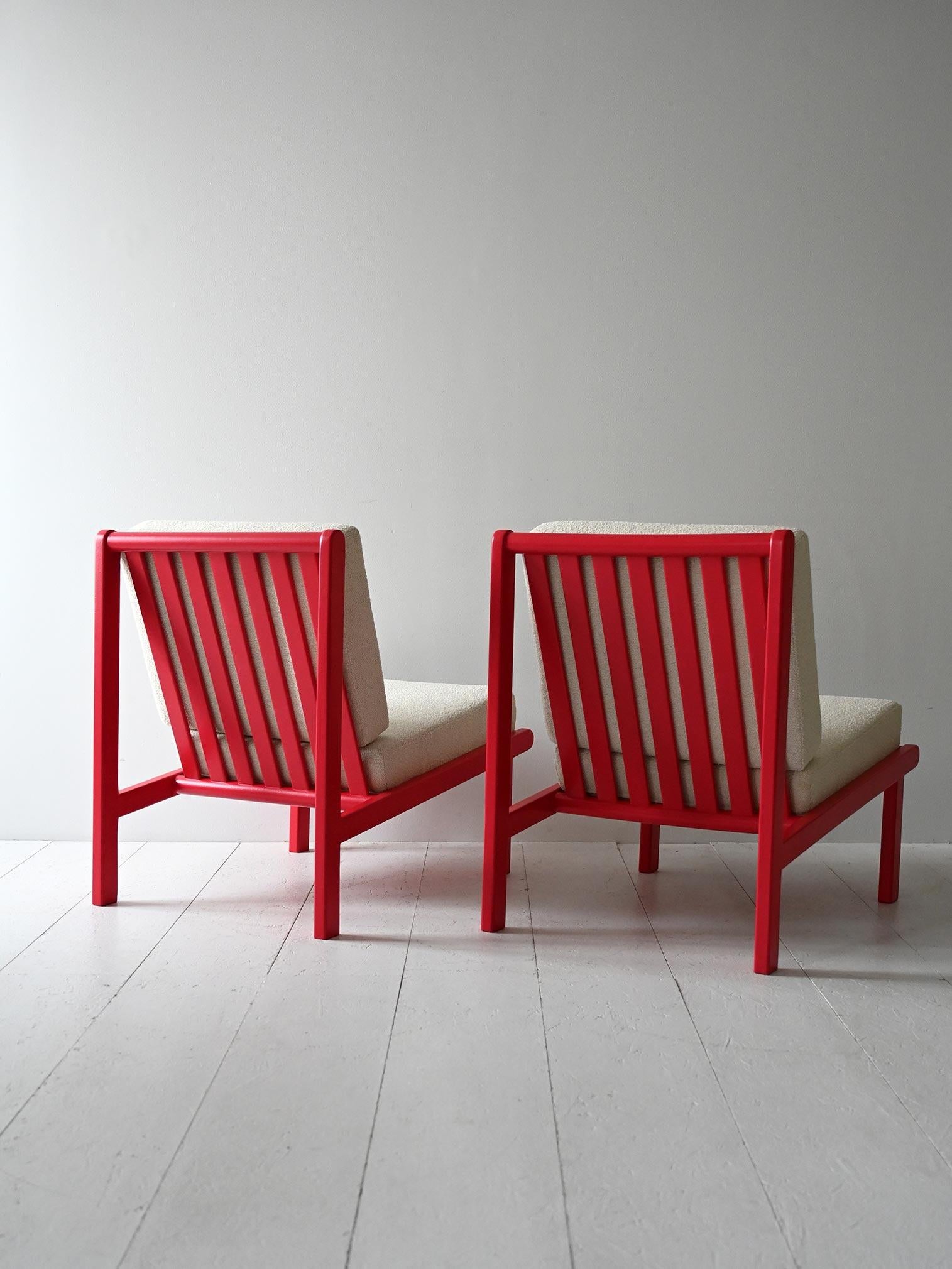 Coppia poltrone scandinave vintage rosso ciliegia In condizioni buone in vendita a Brescia, IT