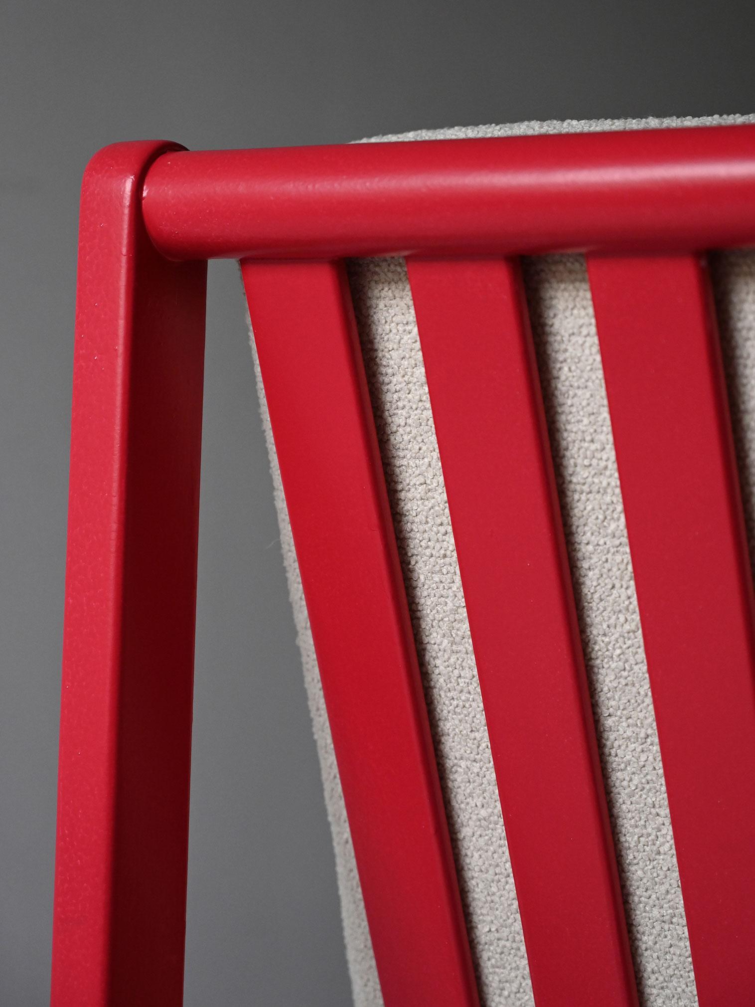 Coppia poltrone scandinave vintage rosso ciliegia in vendita 2