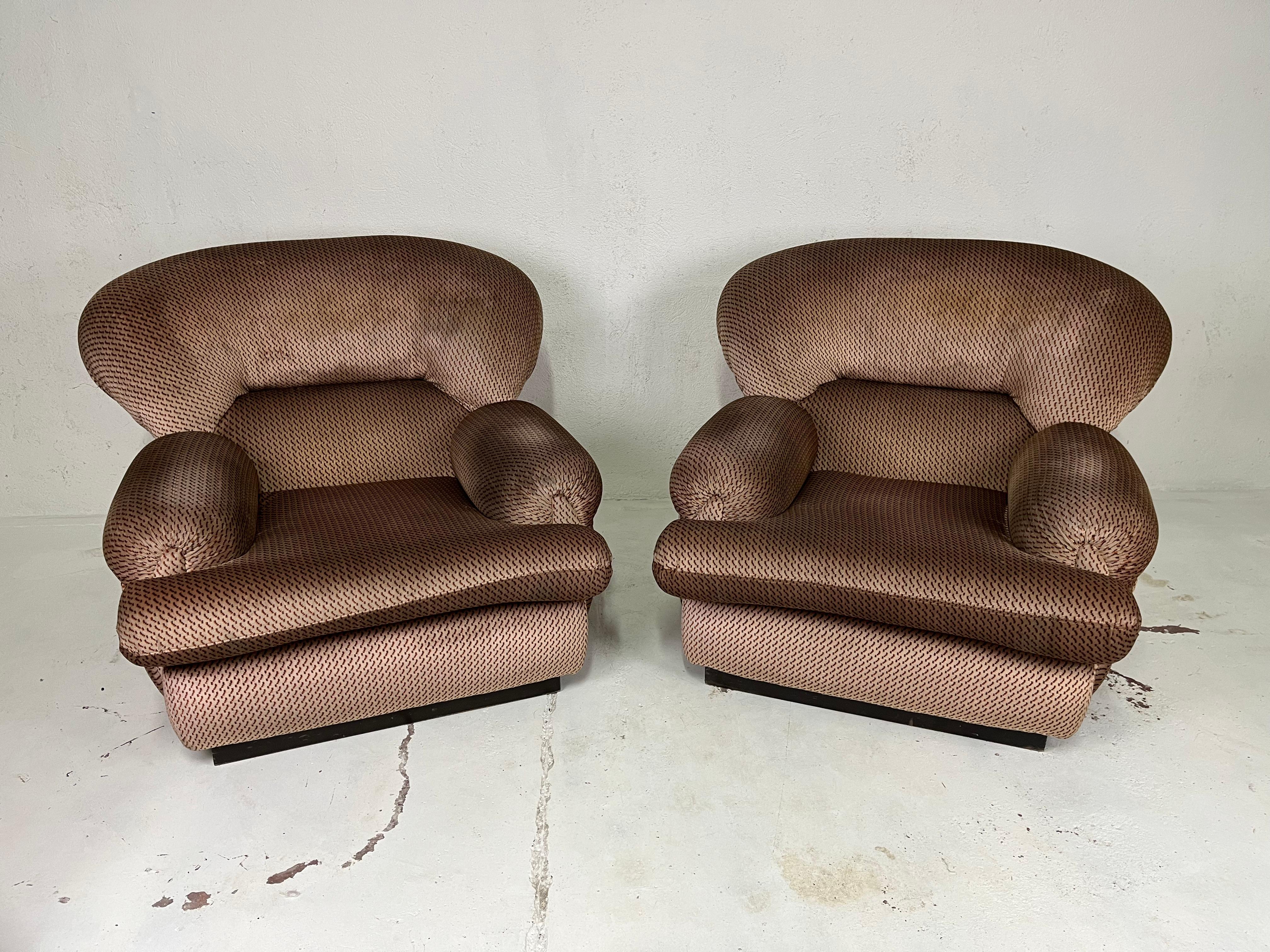 Pair of armchairs with black painted wooden frame, large upholstery covered with fabric typical of the space age period, made in Italy in the 1960s.

The chairs have been thoroughly cleaned, are in perfect condition, the fabric is intact, and the