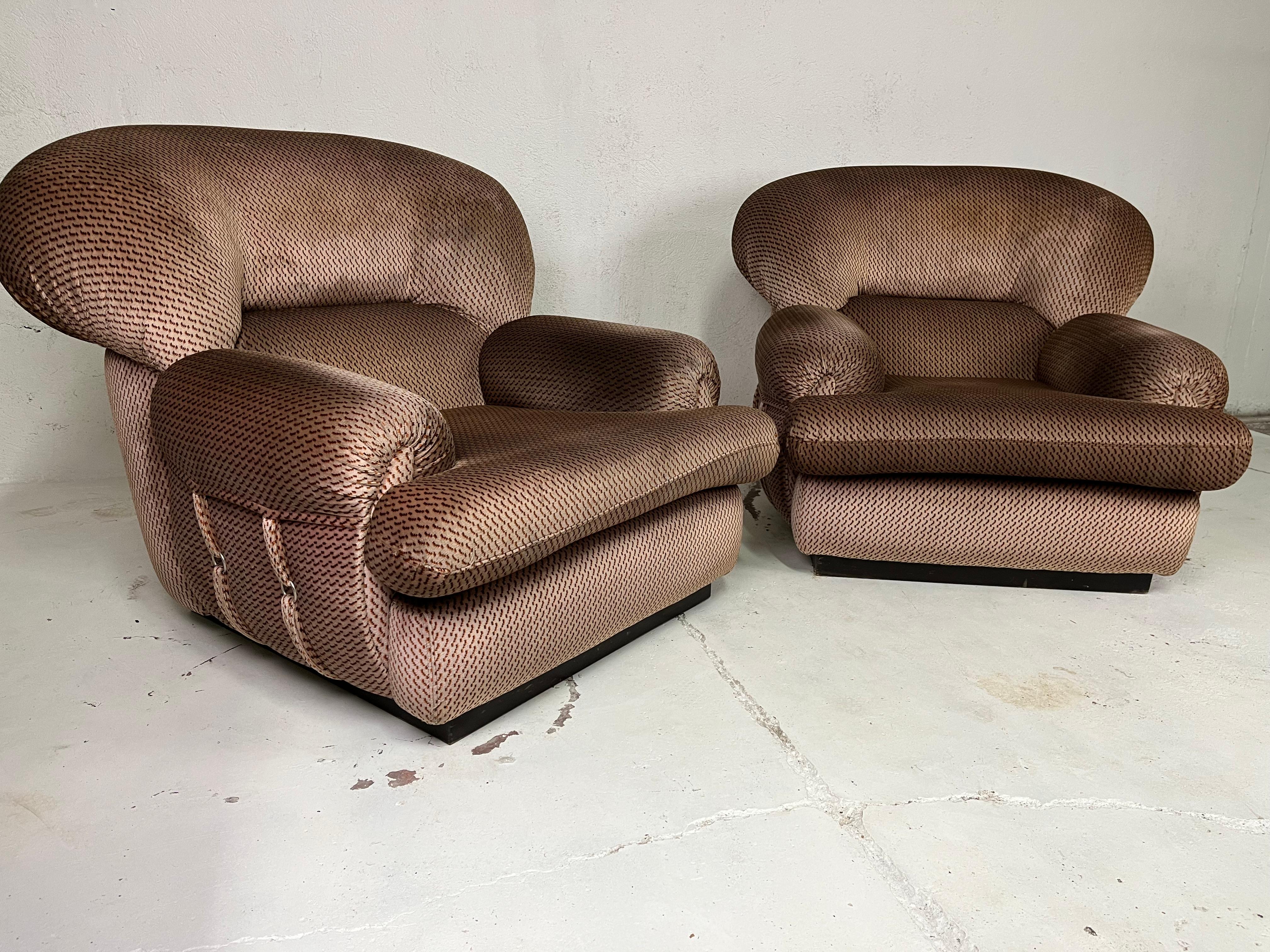 Pair of armchairs space age fabric 60s' In Excellent Condition For Sale In Arezzo, IT