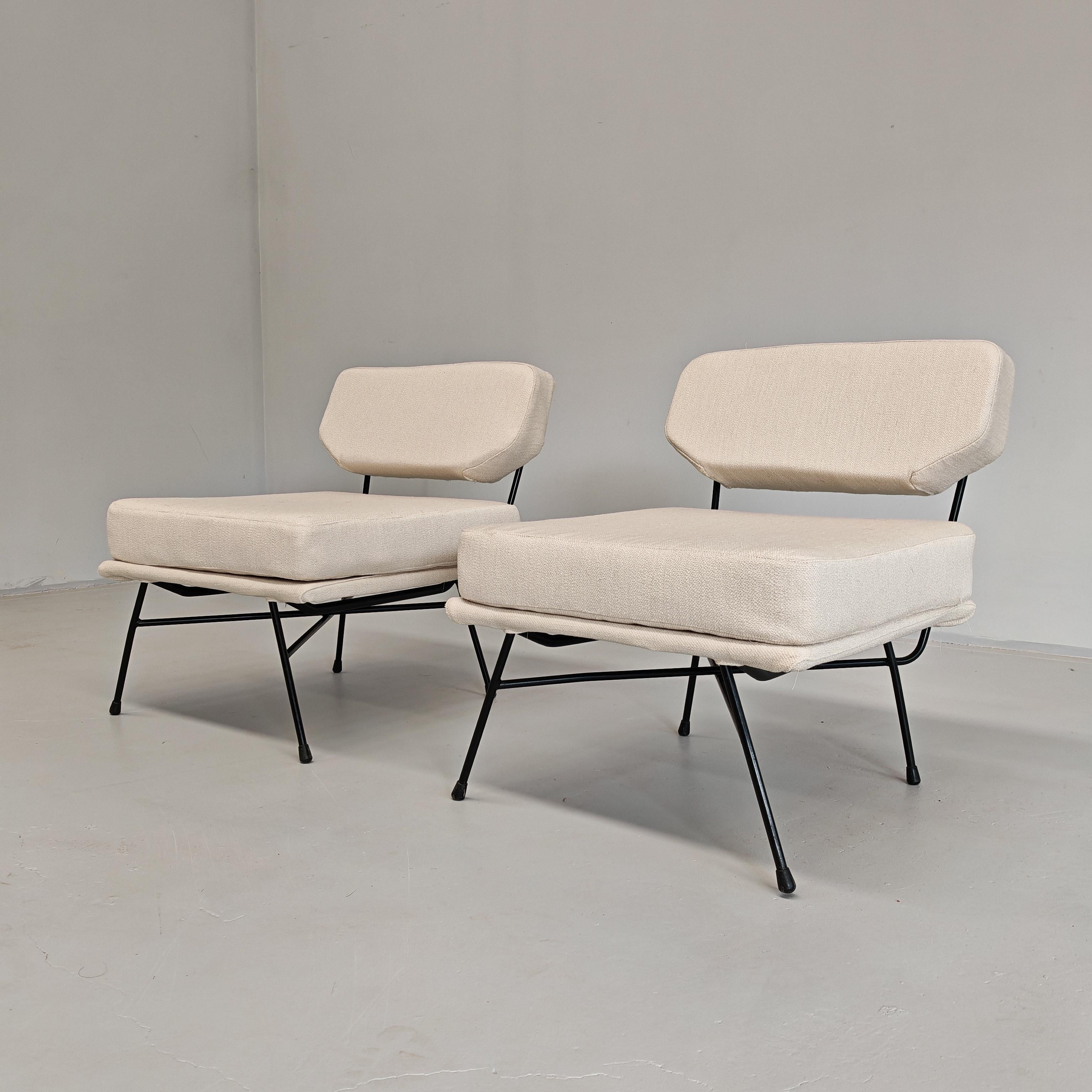 La poltrona Elettra è stata disegnata negli anni 50 dallo storico team di designer italiani B.B.P.R. per il produttore Arflex. 
Ha una struttura in tubolare metallico verniciato nero, schienale in legno sagomato imbottito e seduta su cinghie