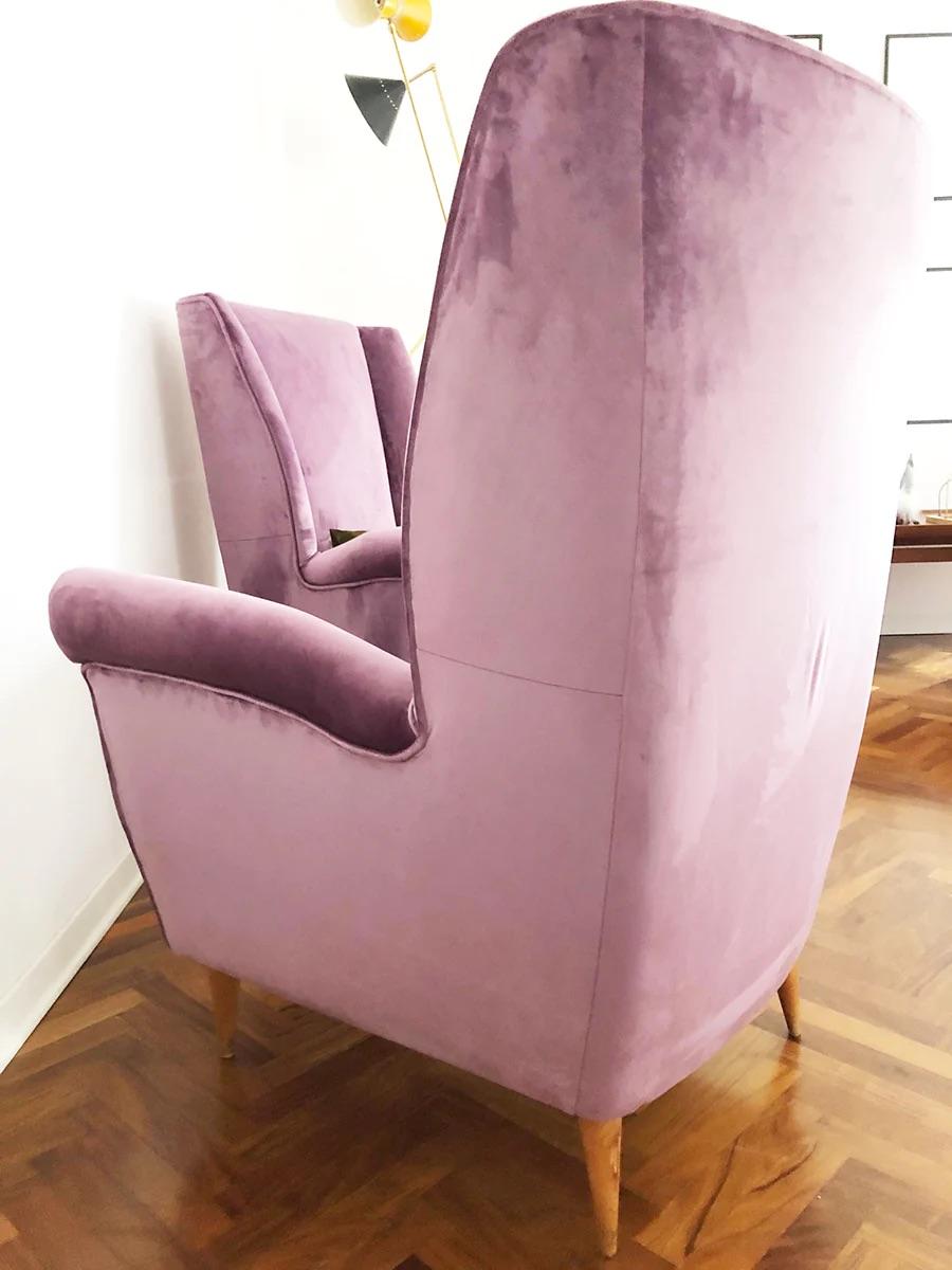 Pair of Vintage 50s Top Armchairs -Design-

Anno: 1950 circa 

Condition: Excellent, Restored and Reupholstered in Mauve velvet and Emerald Green cushions

Measurements: Cm H 100, W 72, D 70 