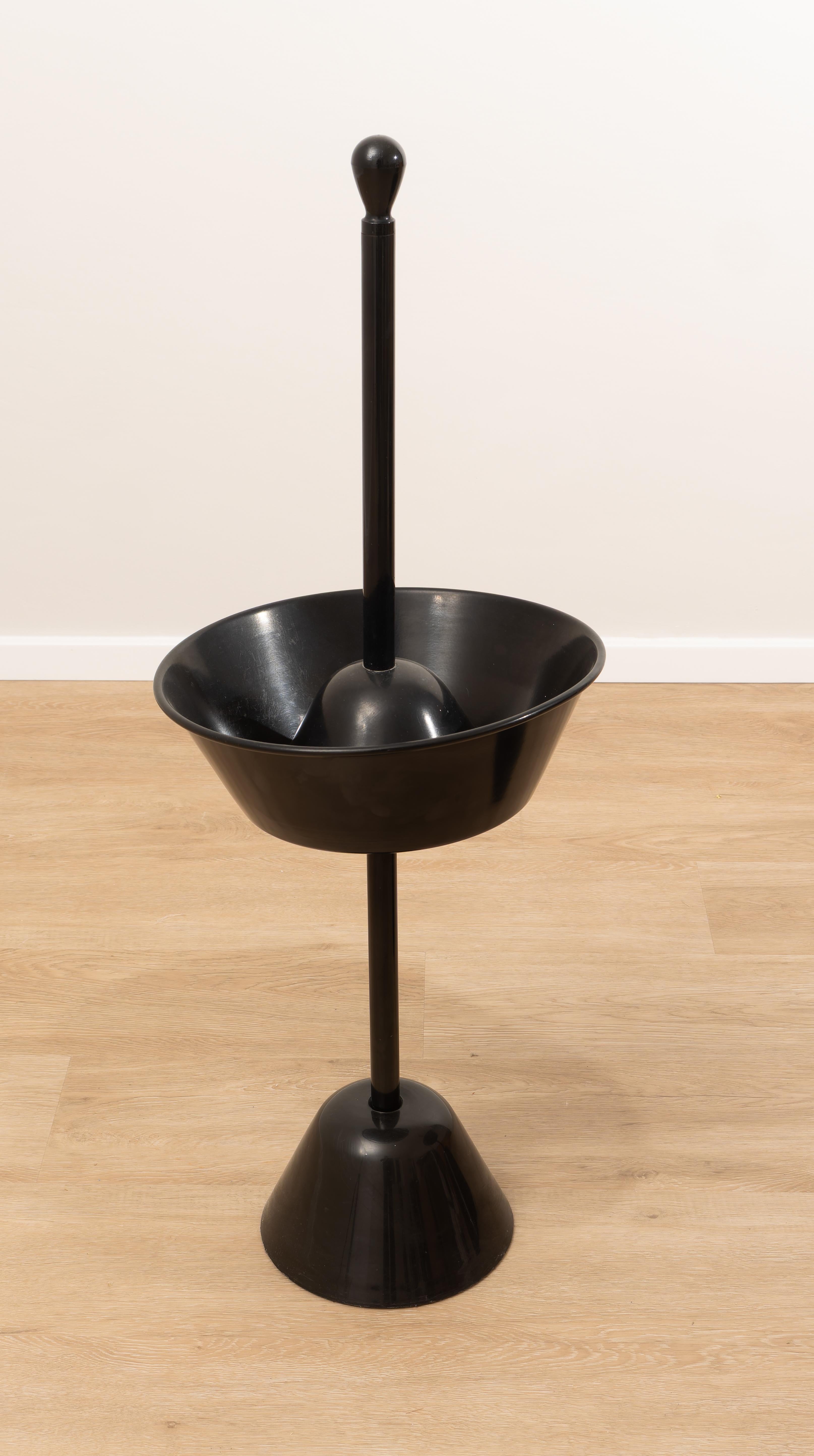 Paire de cendriers servo en acier par Achille et Piergiacomo Castiglioni pour Zanotta, fabriqués en Italie, années 1980. 
Cendrier de sol servofumo de Zanotta, Design Achille et Piergiacomo Castiglioni. Le cendrier est en fer, laqué noir. 
Le prix