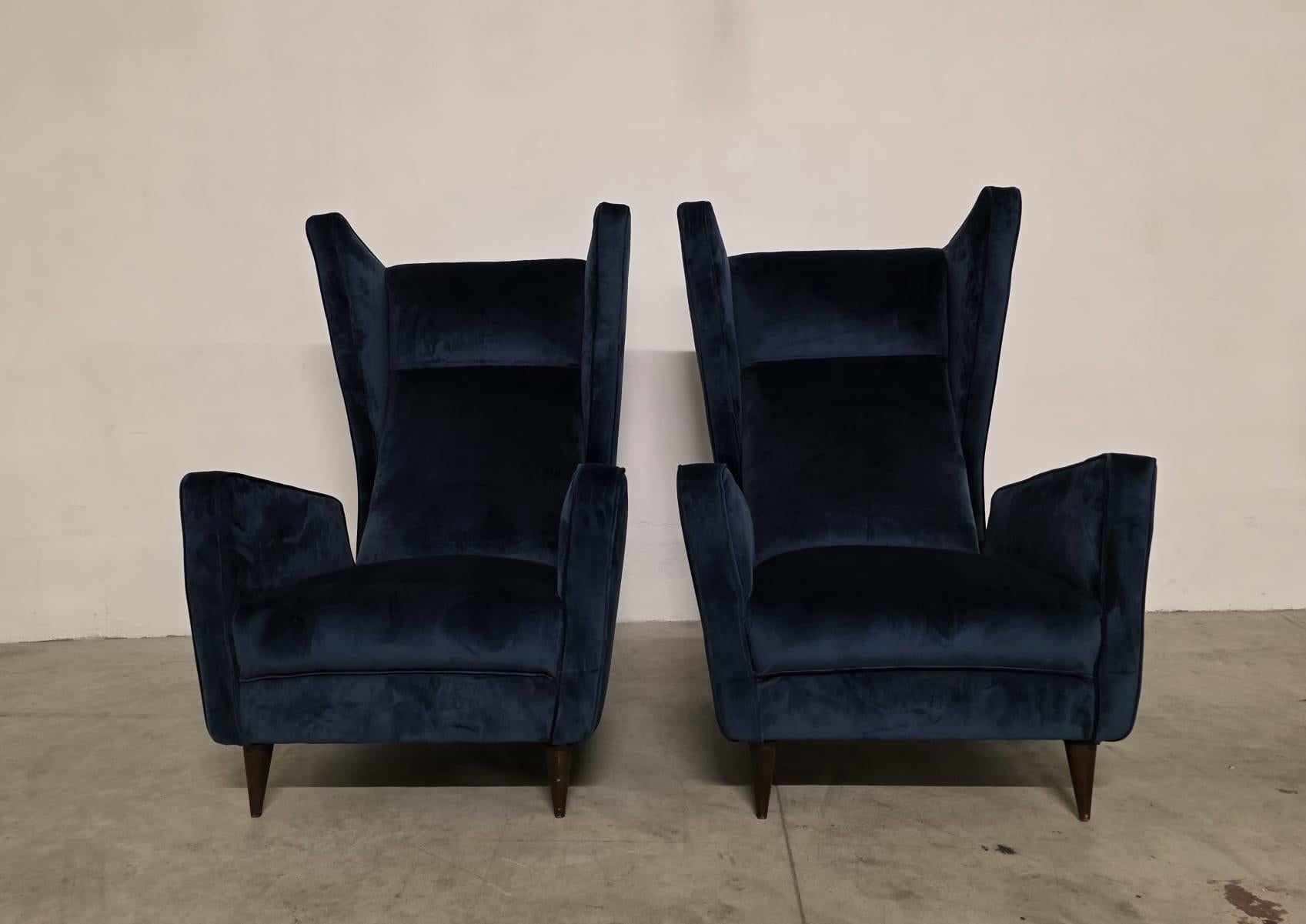 Coppia di poltrone disegnate da Mario Oreglia.

Rare poltrone dal design geometrico.

Grandi ed avvolgenti il designer reinterpreta la classica poltrona bergere  in chiave moderna.

Ampia seduta comoda e grandi orecchie spigolose.

Rivestite in