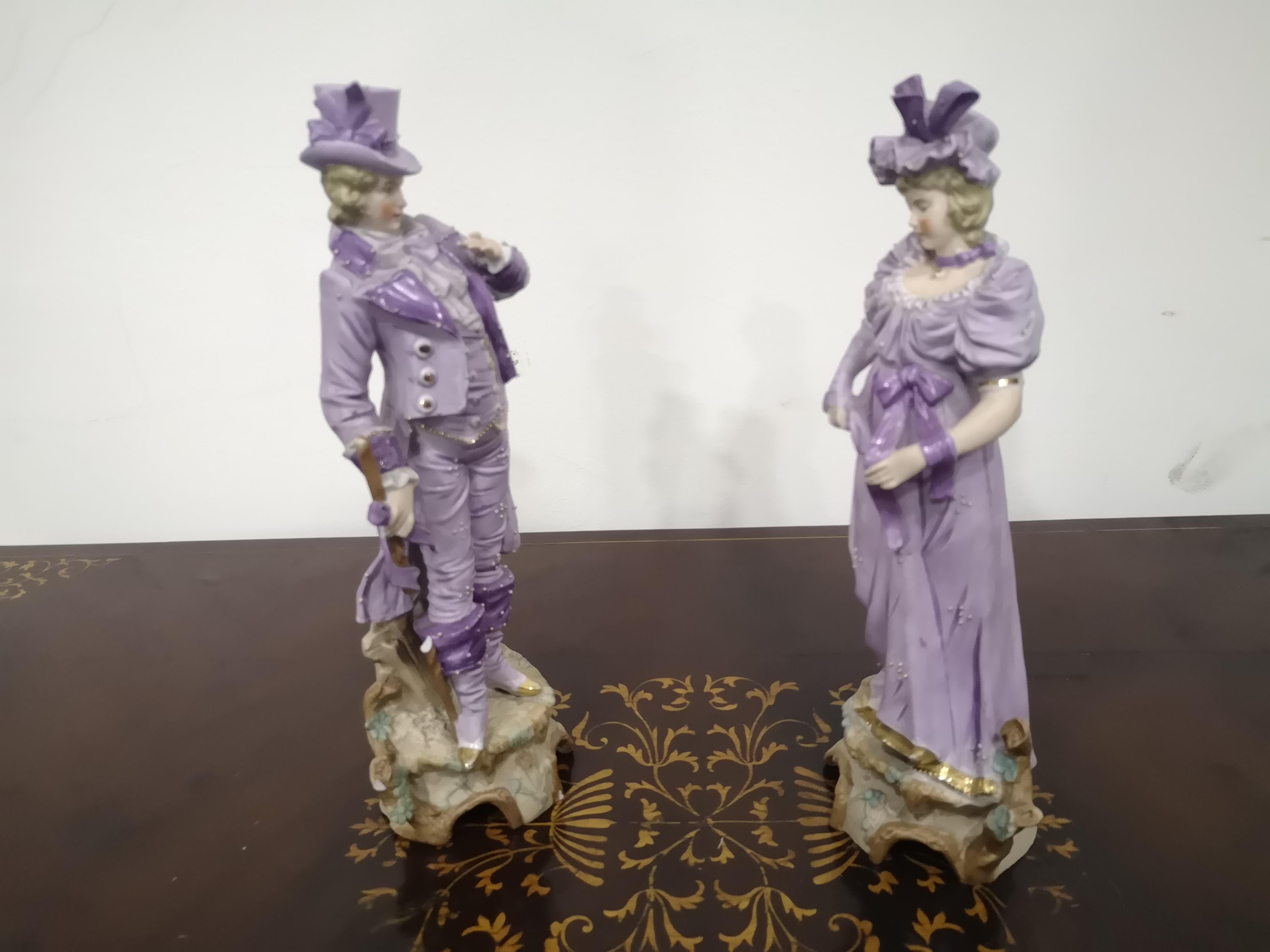 Coppia di sculture in porcellana Biscuit raffiguranti dama e gentiluomo, inizi del XX secolo. Ottime condizioni, senza sbeccature o parti mancanti.