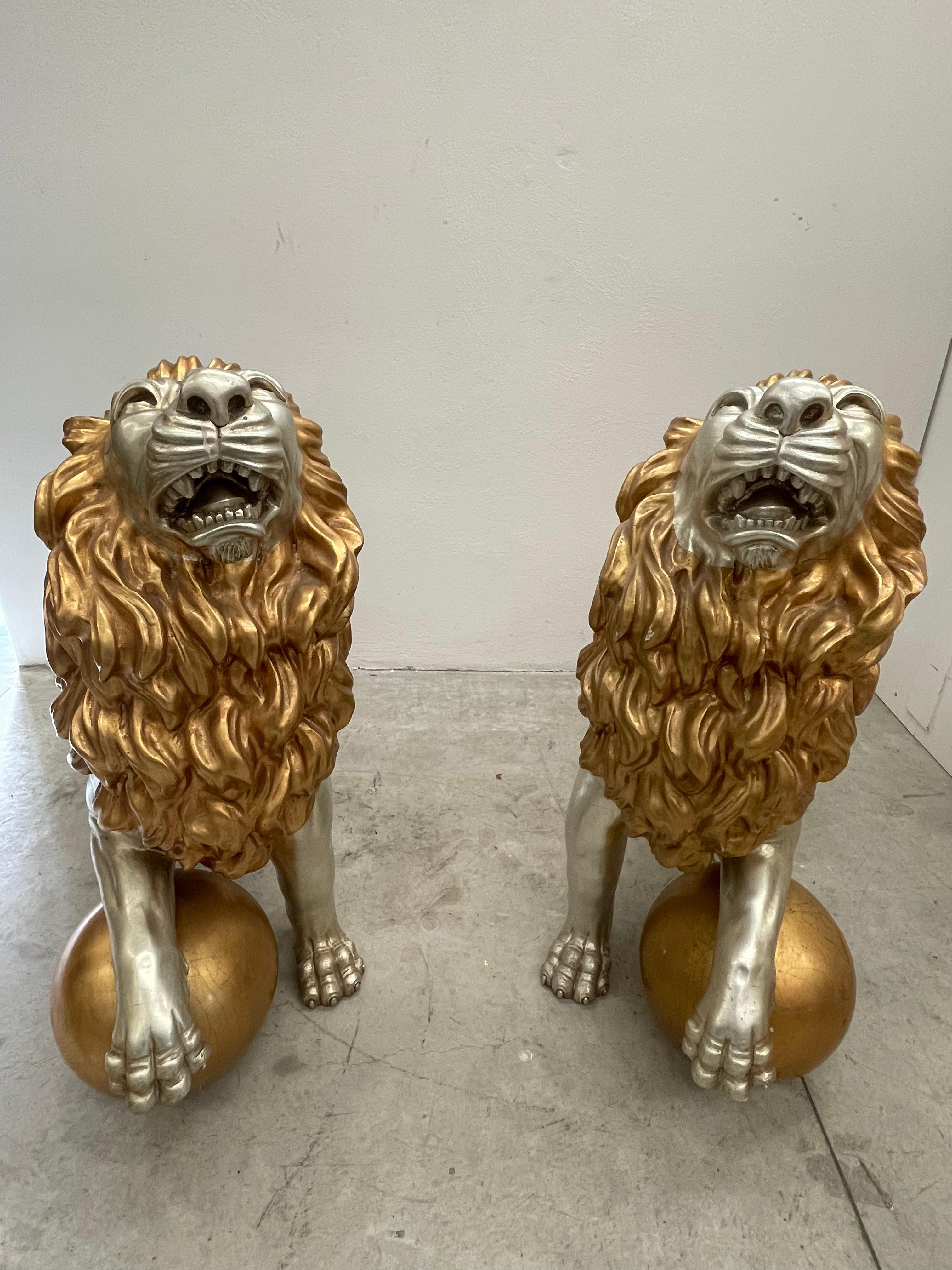 Pareja de esculturas de leones de madera en pan de oro y plata Otro en venta