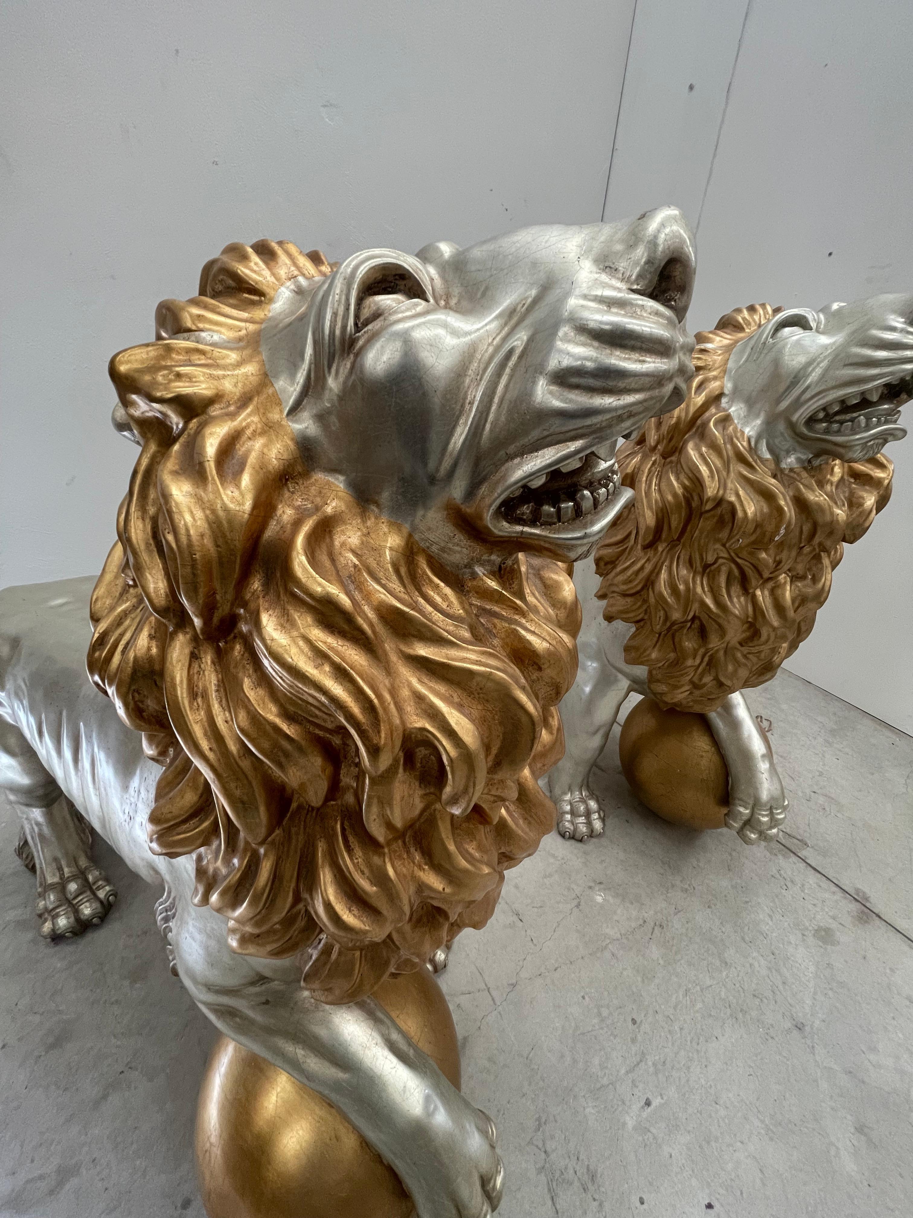 Pareja de esculturas de leones de madera en pan de oro y plata Dorado en venta